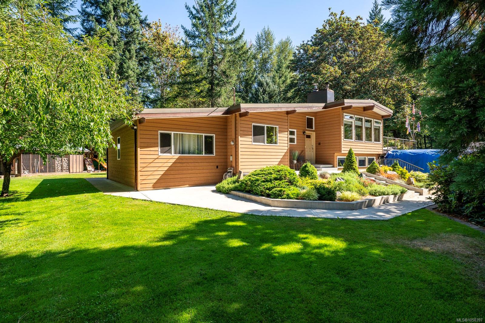 3742 James Cres photo 4
