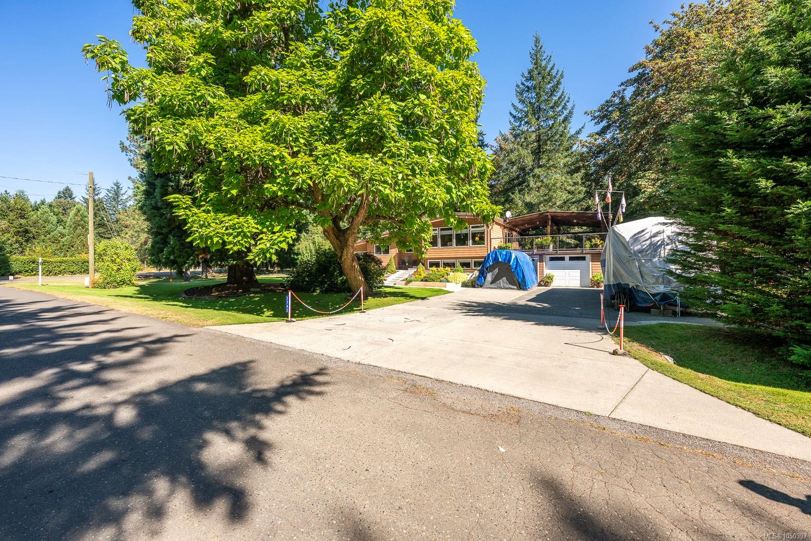 3742 James Cres — listing photo 8 of 56