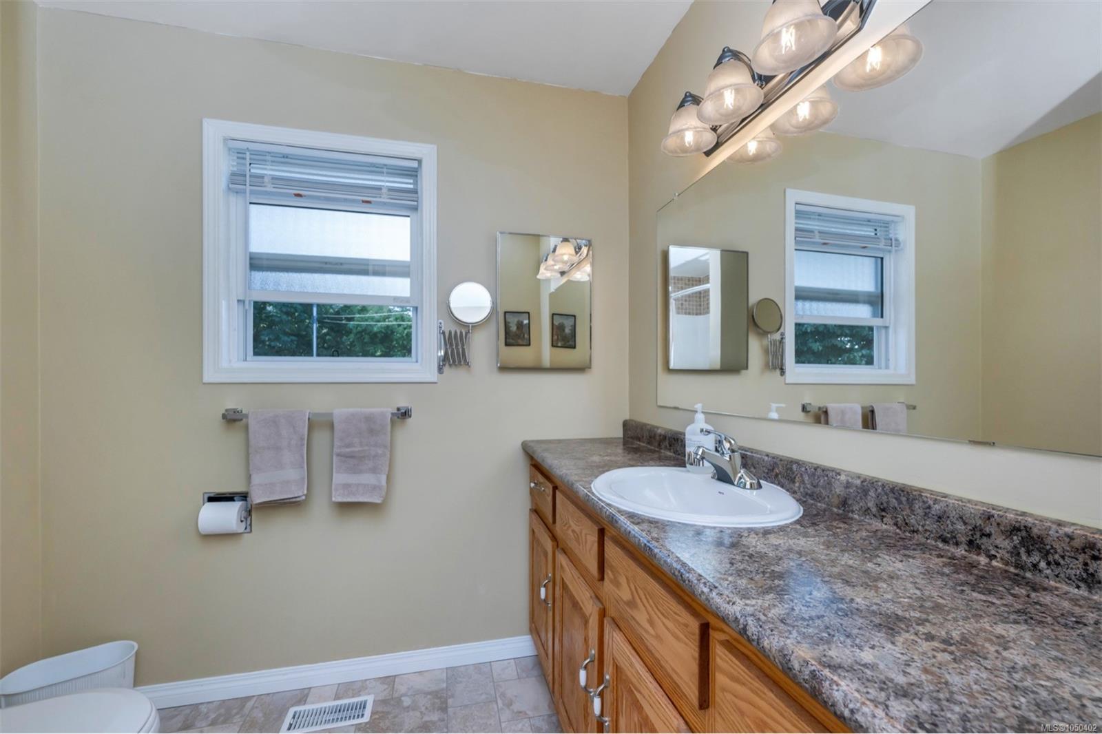 3060 George St — listing photo 12 of 46