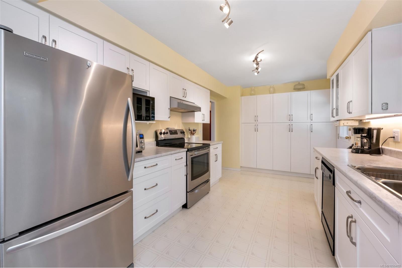 3060 George St — listing photo 5 of 46