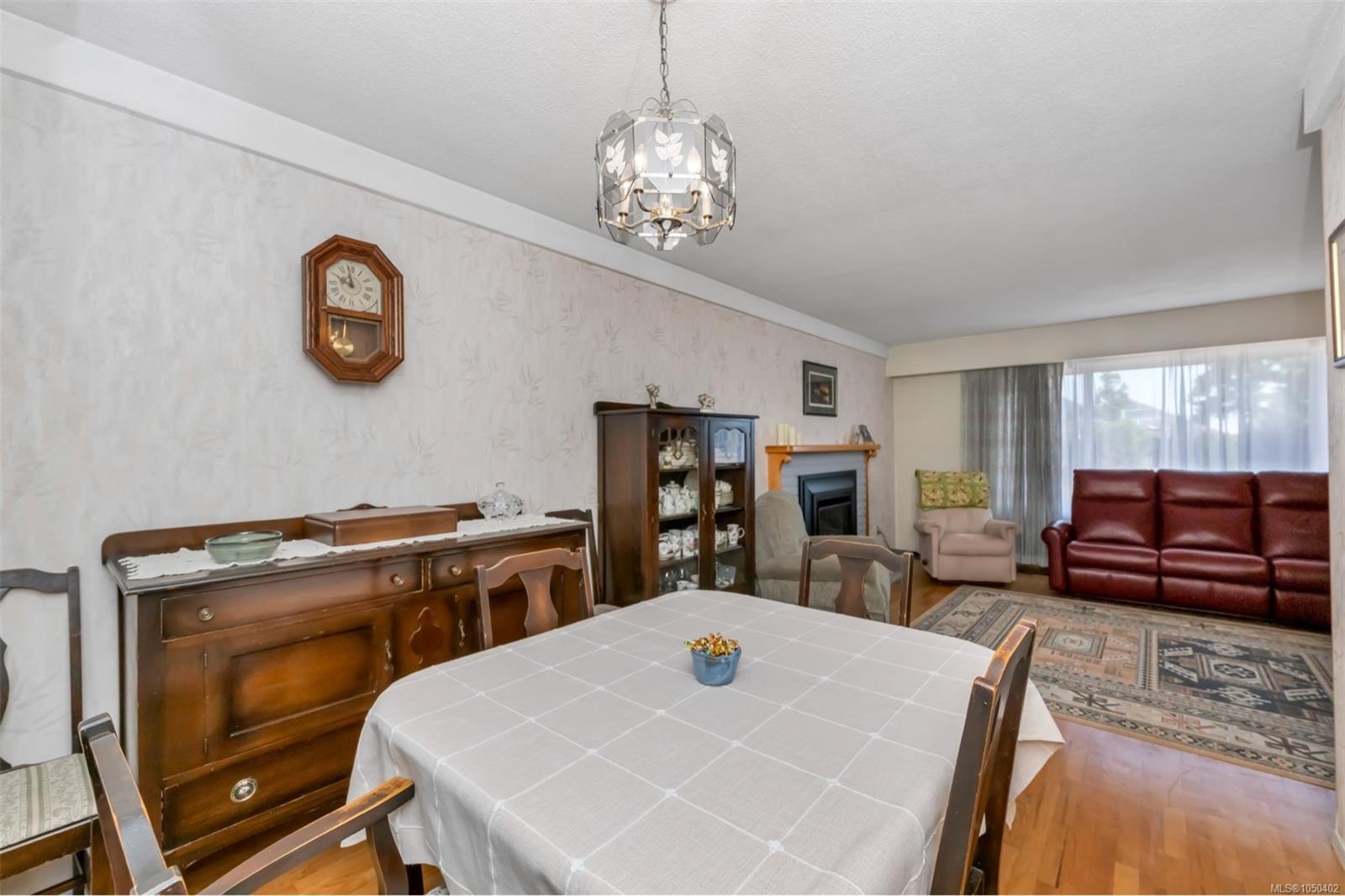 3060 George St — listing photo 7 of 46