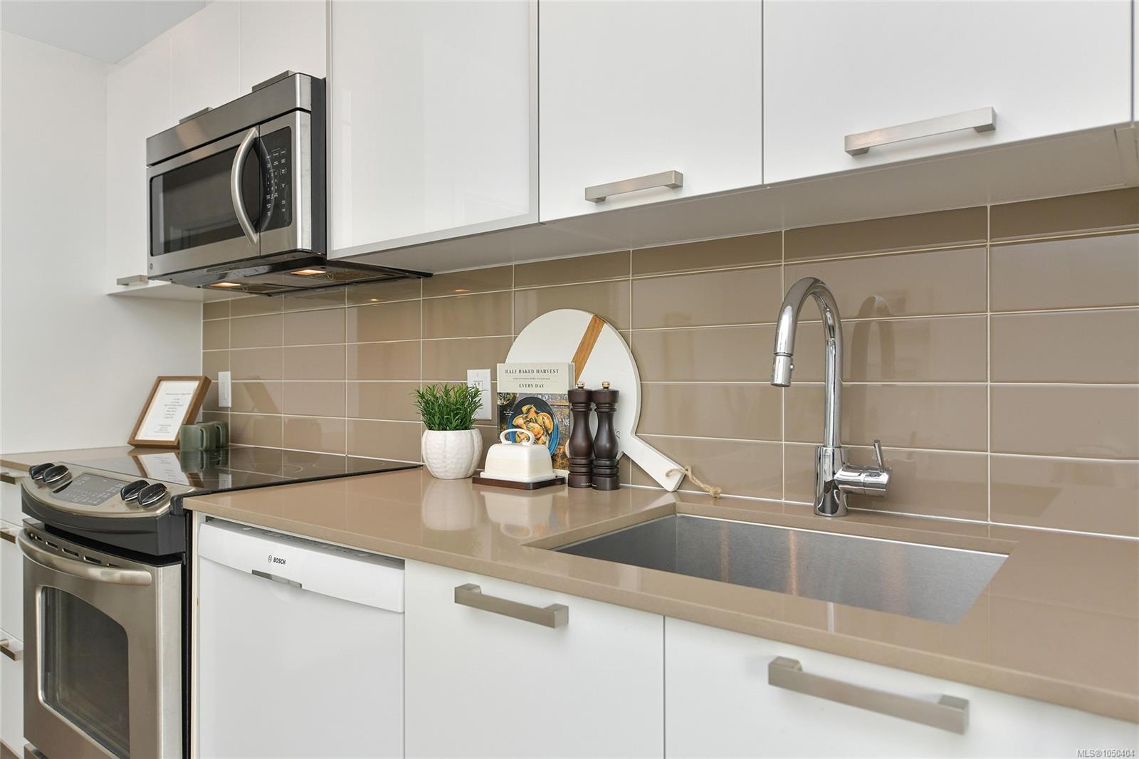 516-517 Fisgard St — listing photo 12 of 50
