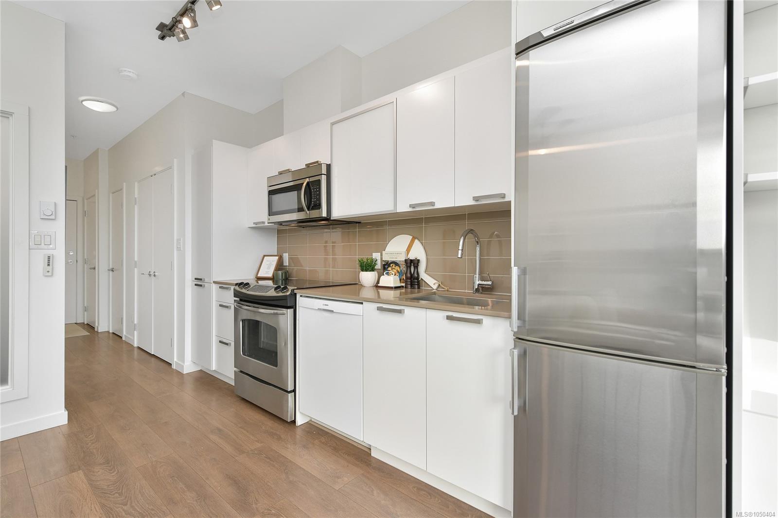 516-517 Fisgard St — listing photo 13 of 50
