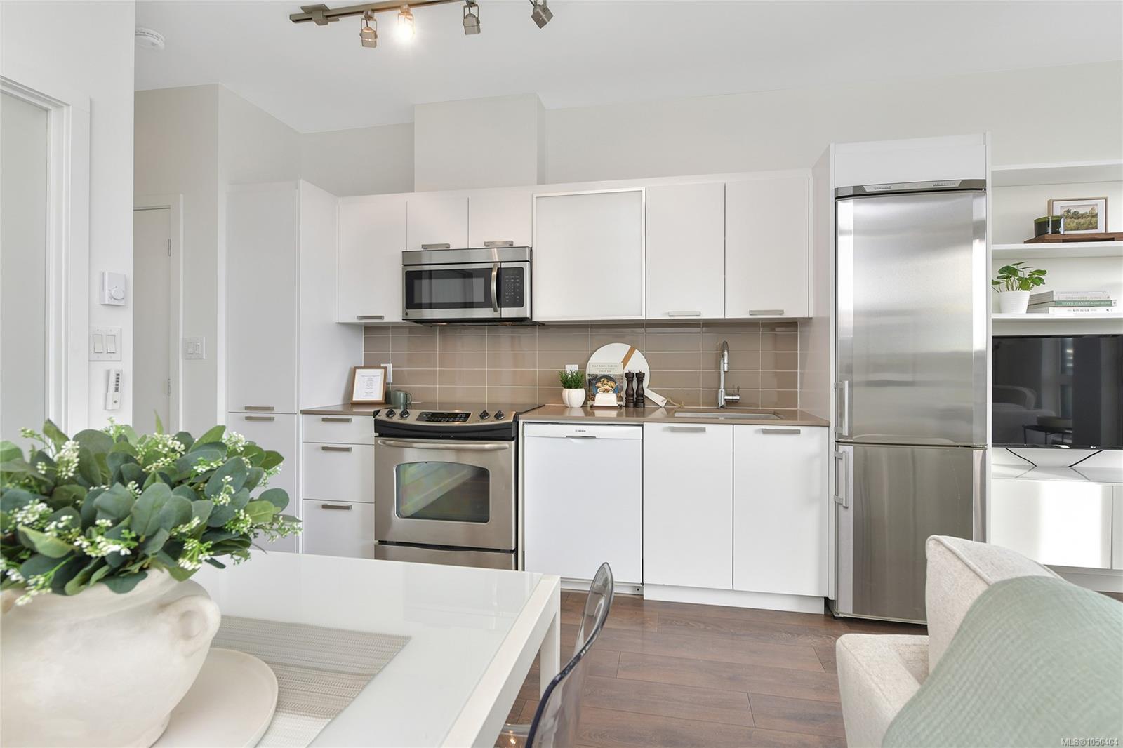 516-517 Fisgard St — listing photo 14 of 50