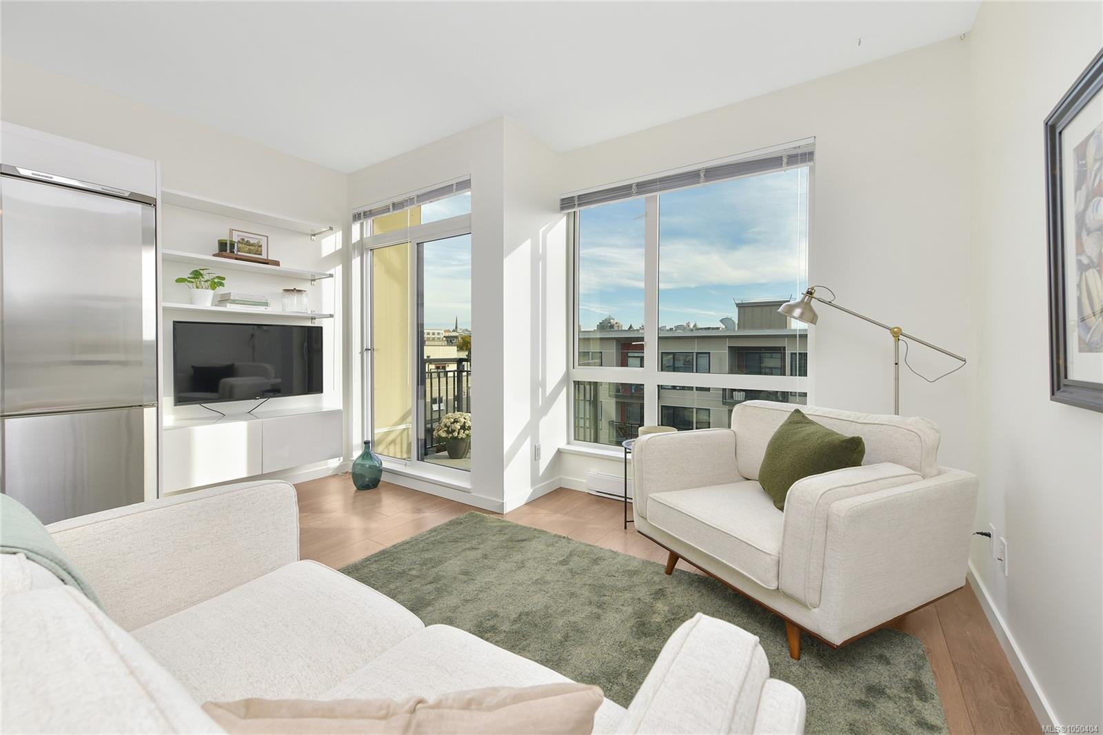 516-517 Fisgard St — listing photo 3 of 50