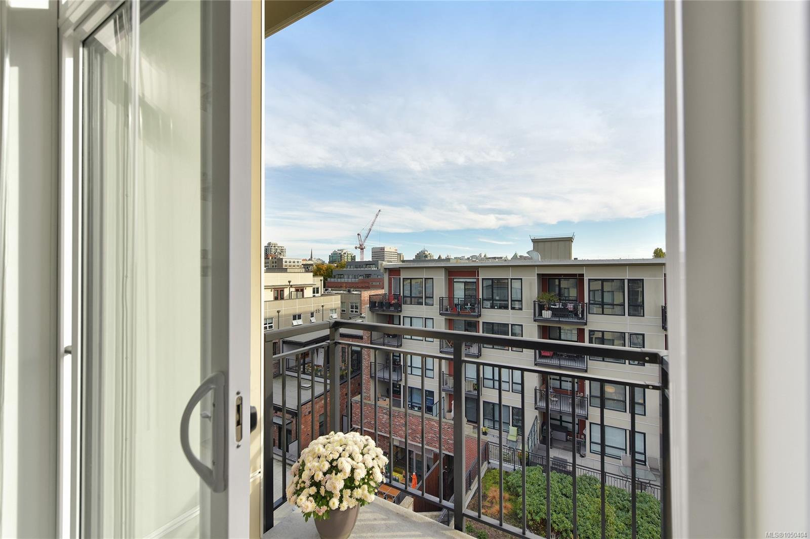 516-517 Fisgard St — listing photo 6 of 50