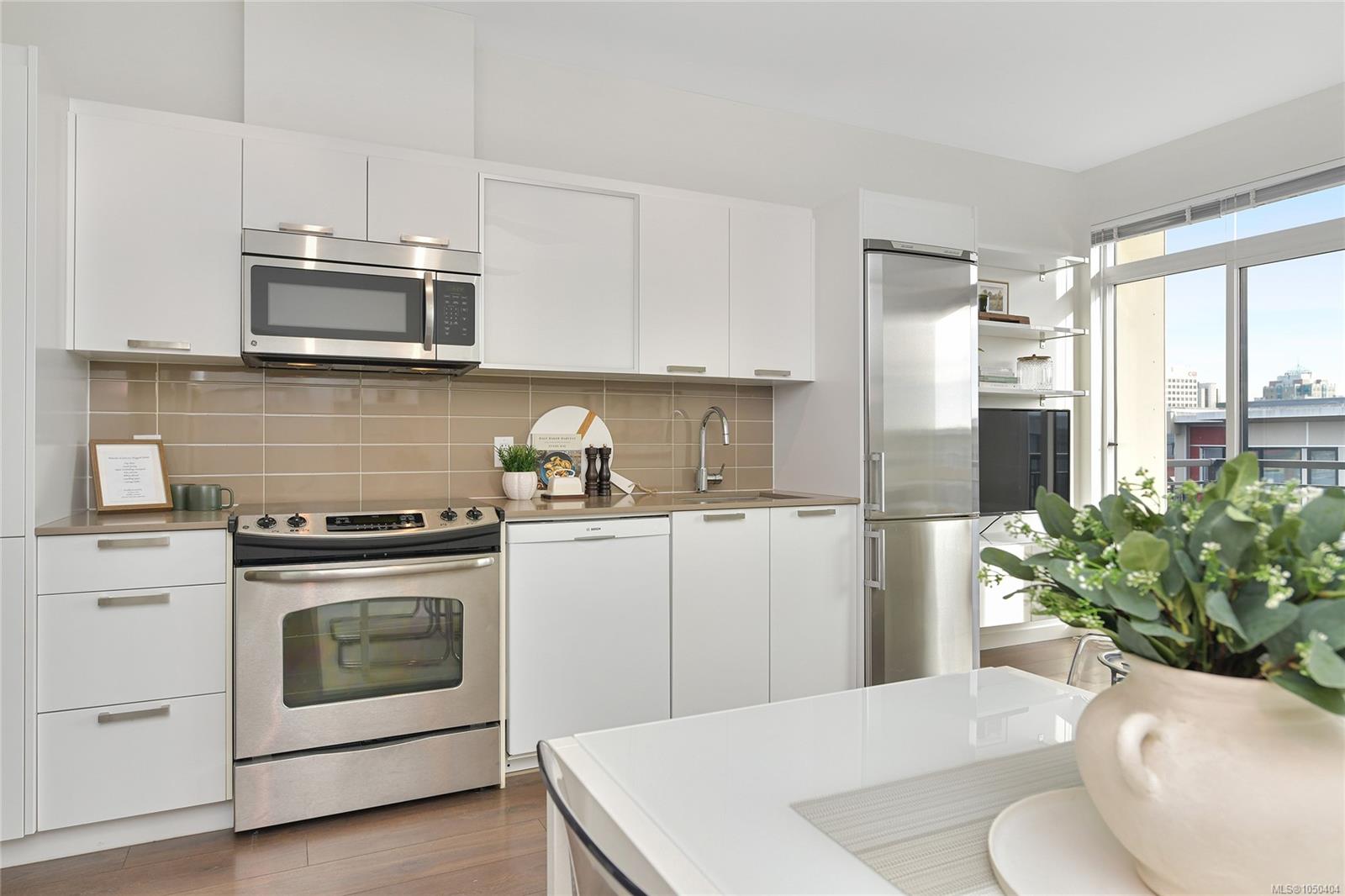 516-517 Fisgard St — listing photo 9 of 50