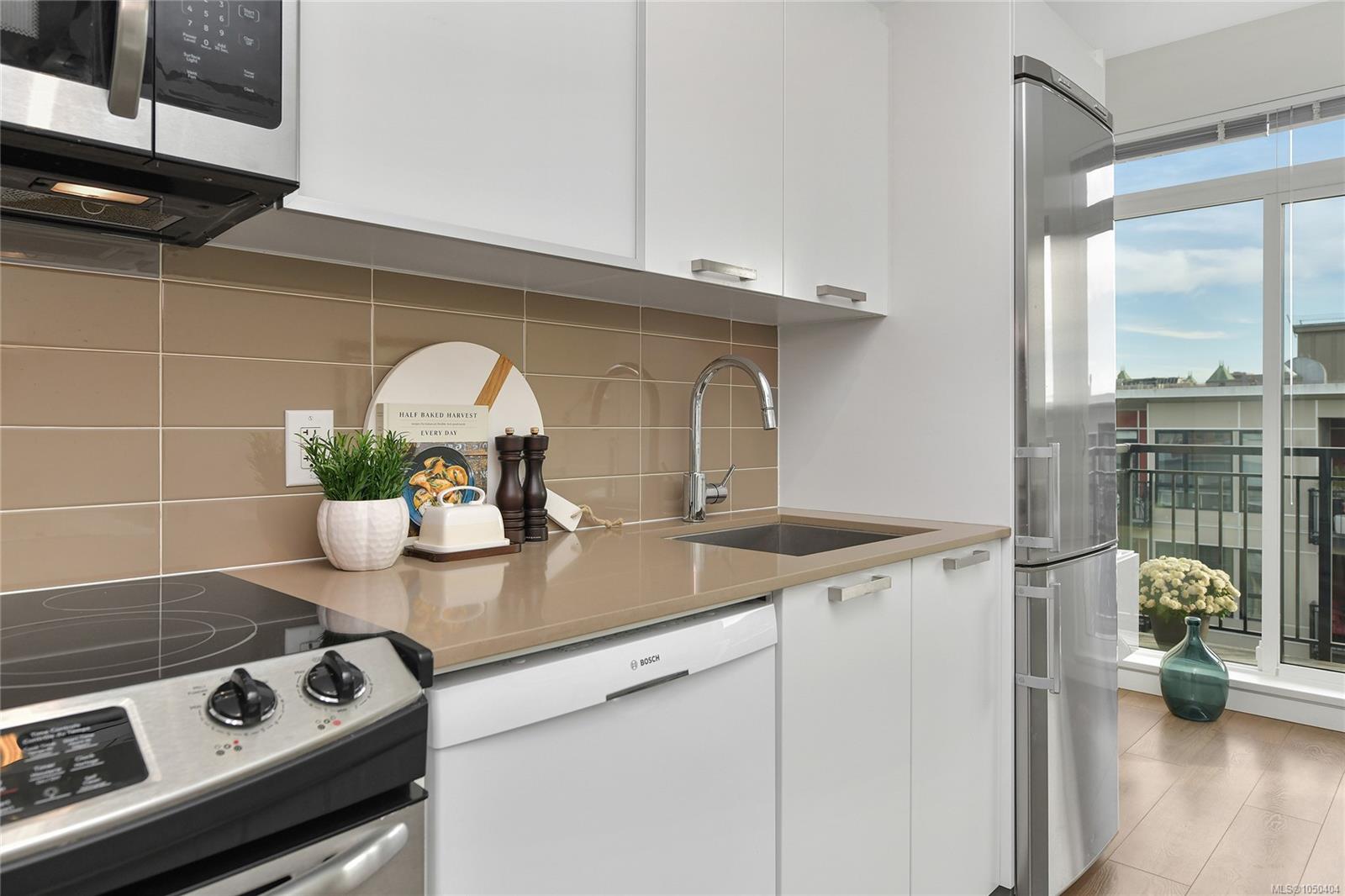 516-517 Fisgard St — listing photo 10 of 50