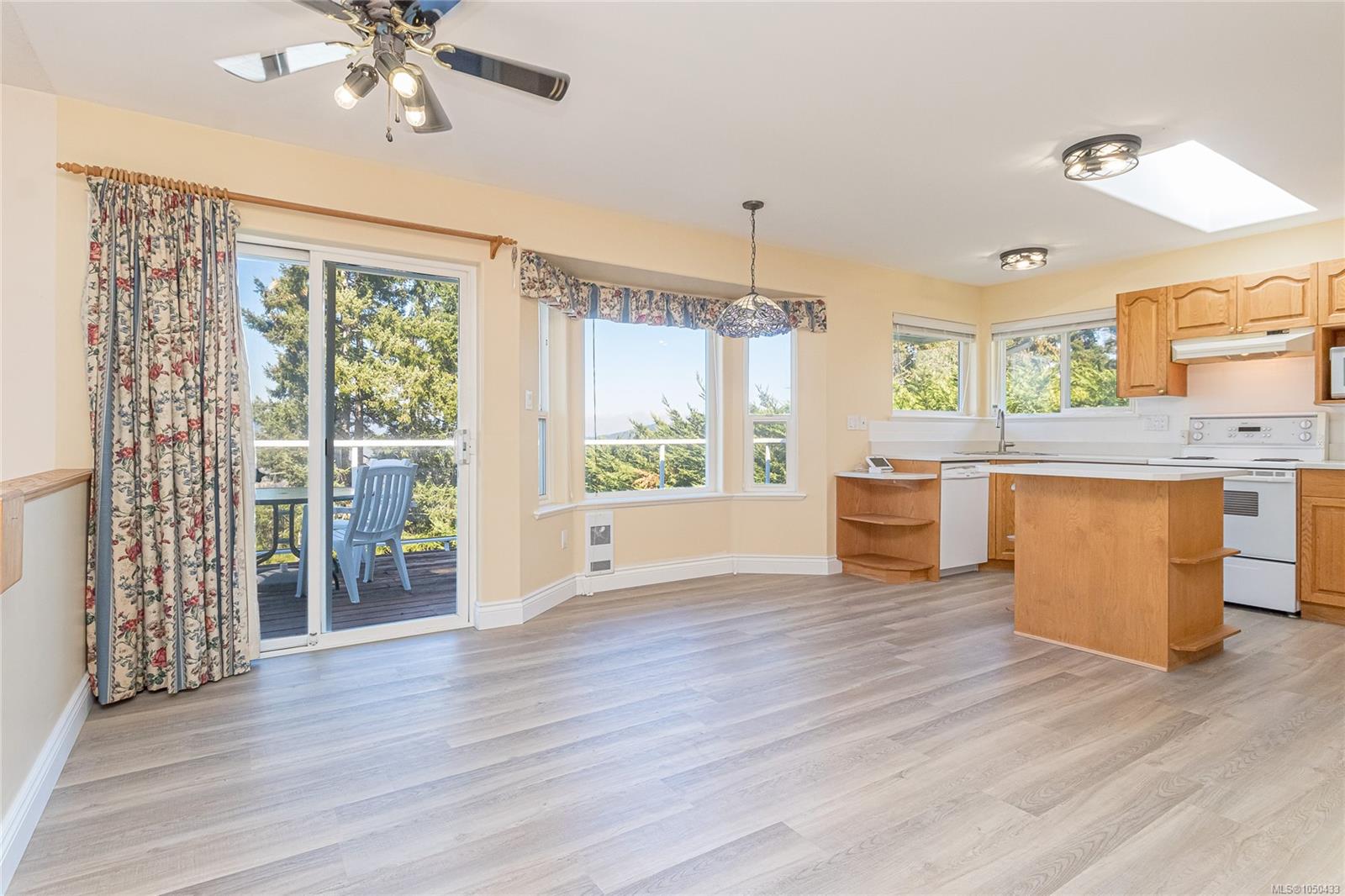 6033 Chippewa Rd — listing photo 11 of 50