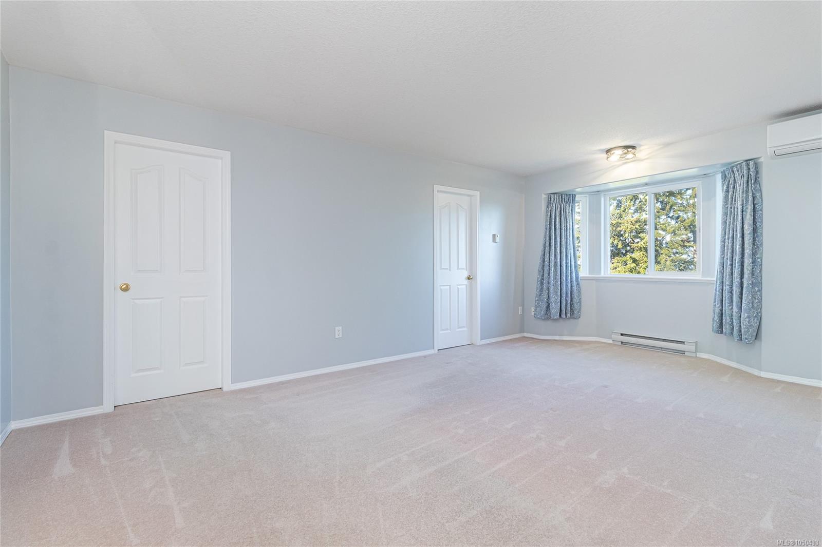 6033 Chippewa Rd — listing photo 14 of 50