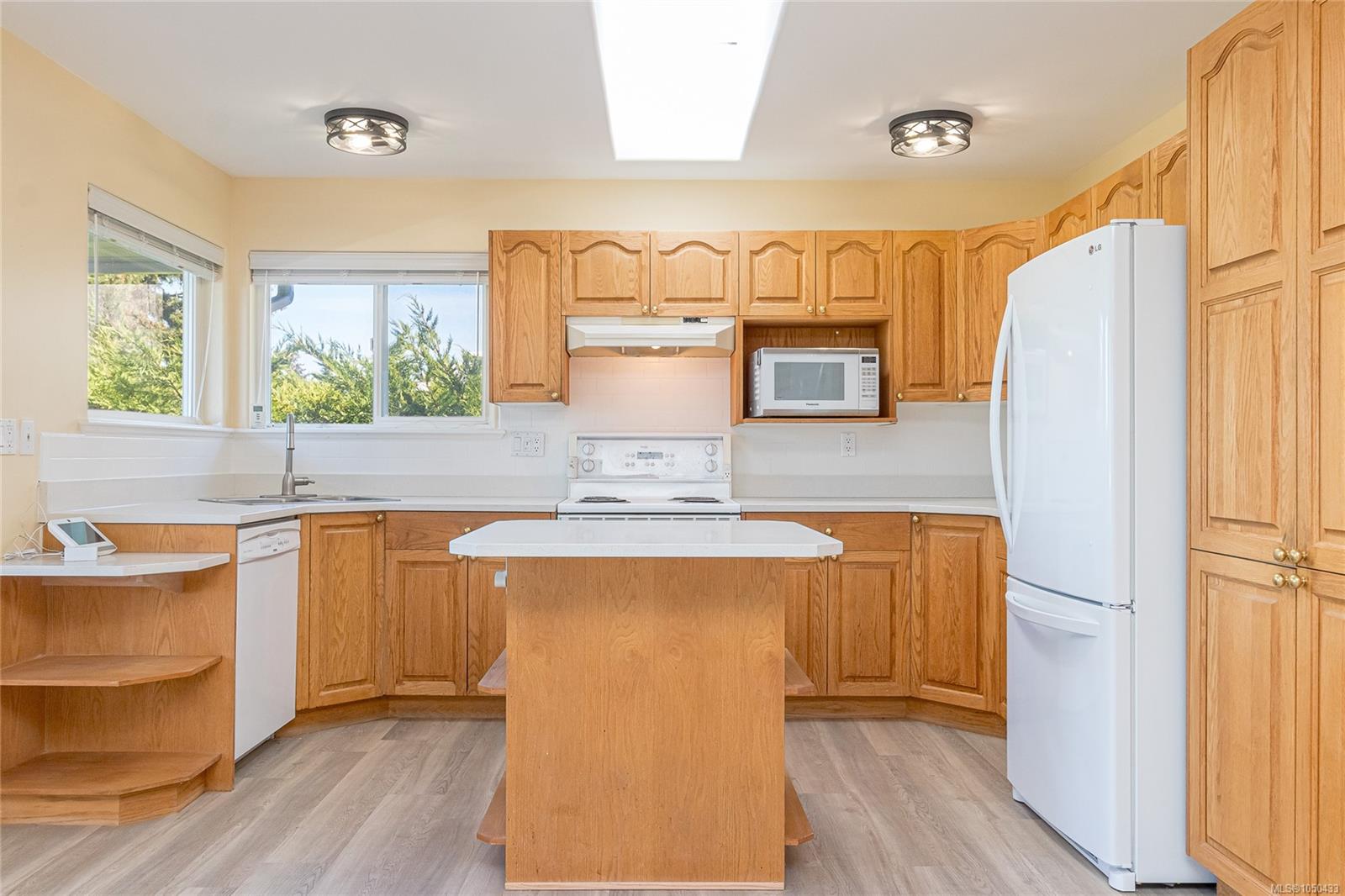 6033 Chippewa Rd — listing photo 8 of 50
