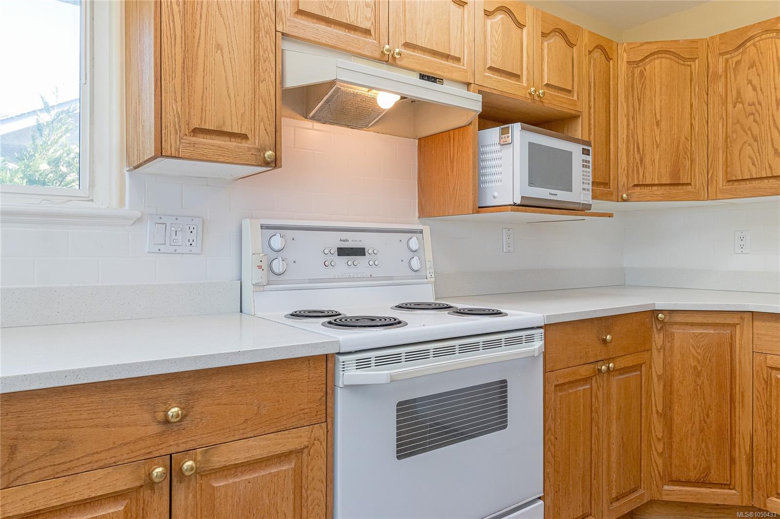 6033 Chippewa Rd — listing photo 9 of 50