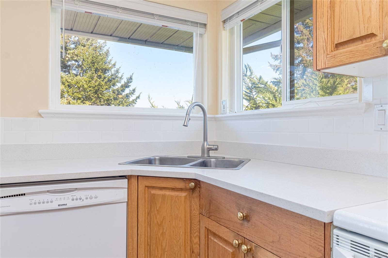 6033 Chippewa Rd — listing photo 10 of 50