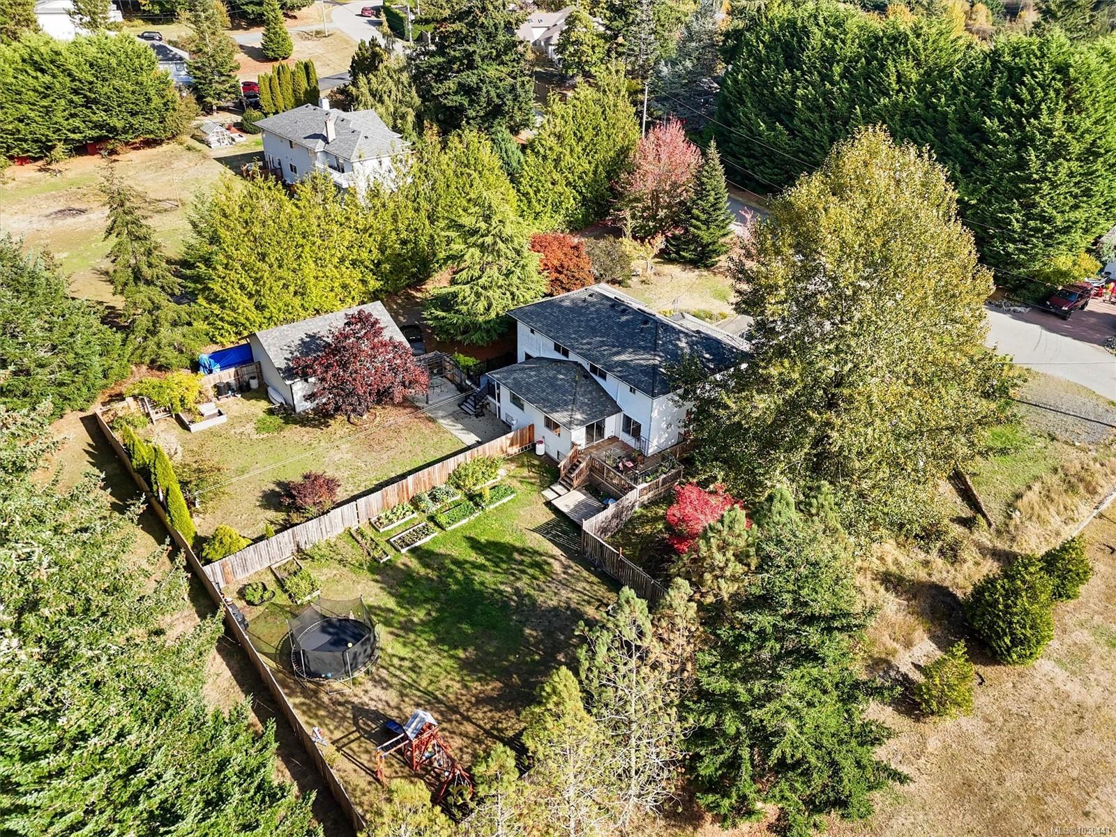 2209 Ayum Rd — listing photo 4 of 36