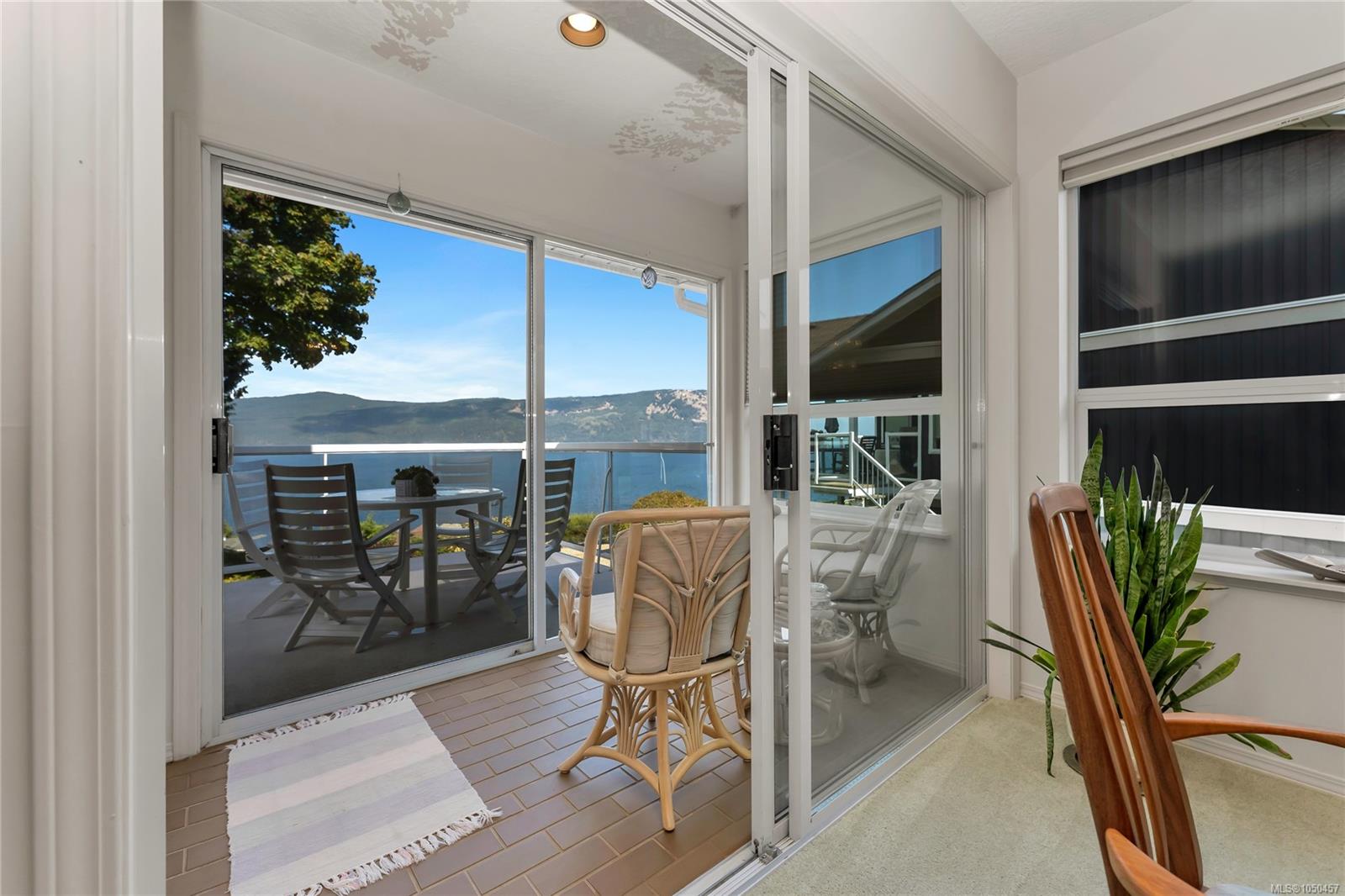 3673 Arbutus Dr — listing photo 13 of 85