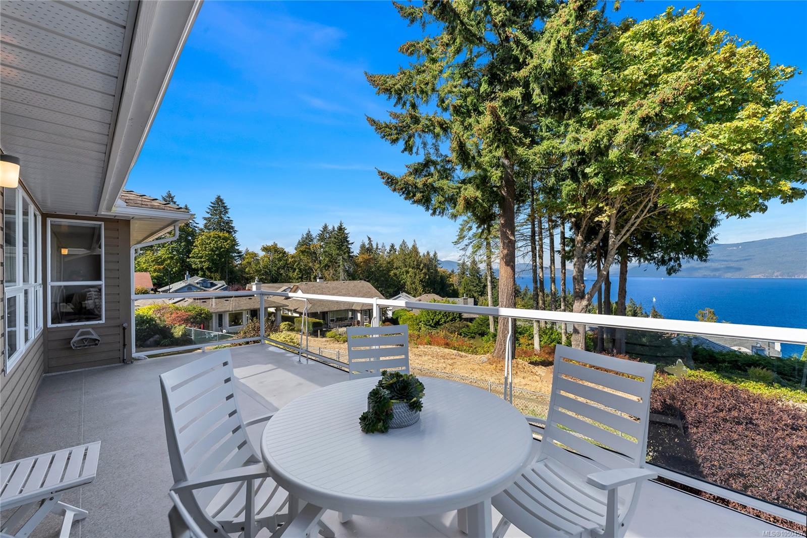 3673 Arbutus Dr — listing photo 14 of 85