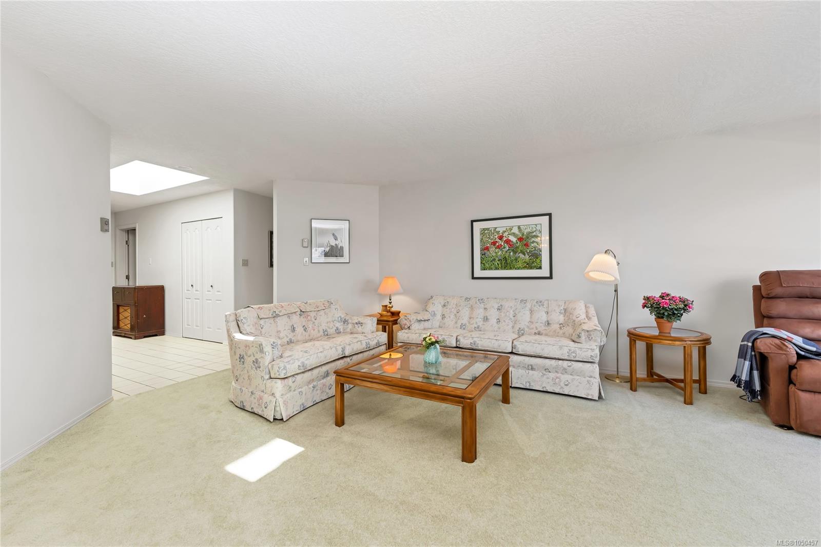 3673 Arbutus Dr — listing photo 9 of 85