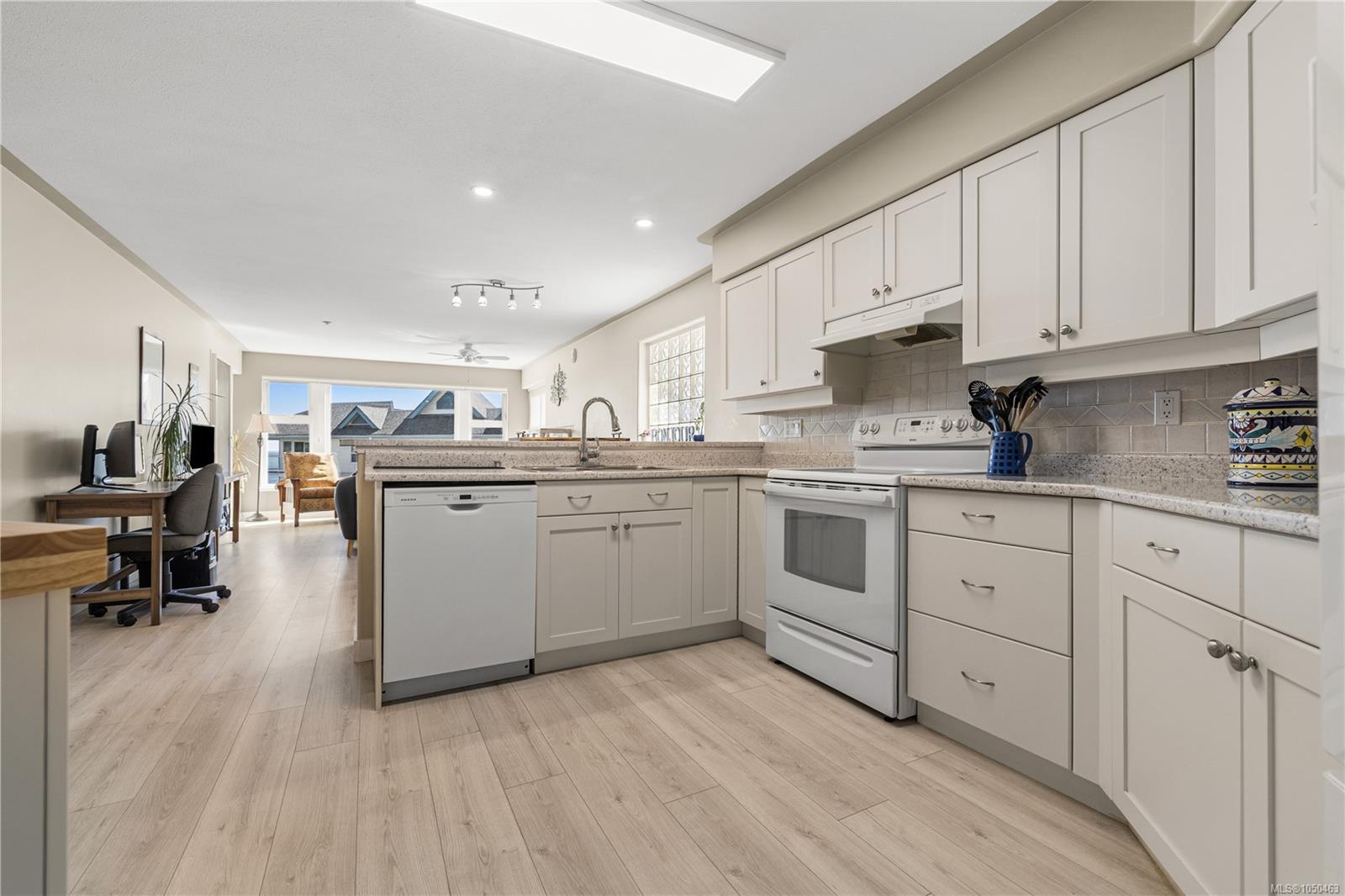 303-350 South Island Hwy — listing photo 8 of 49