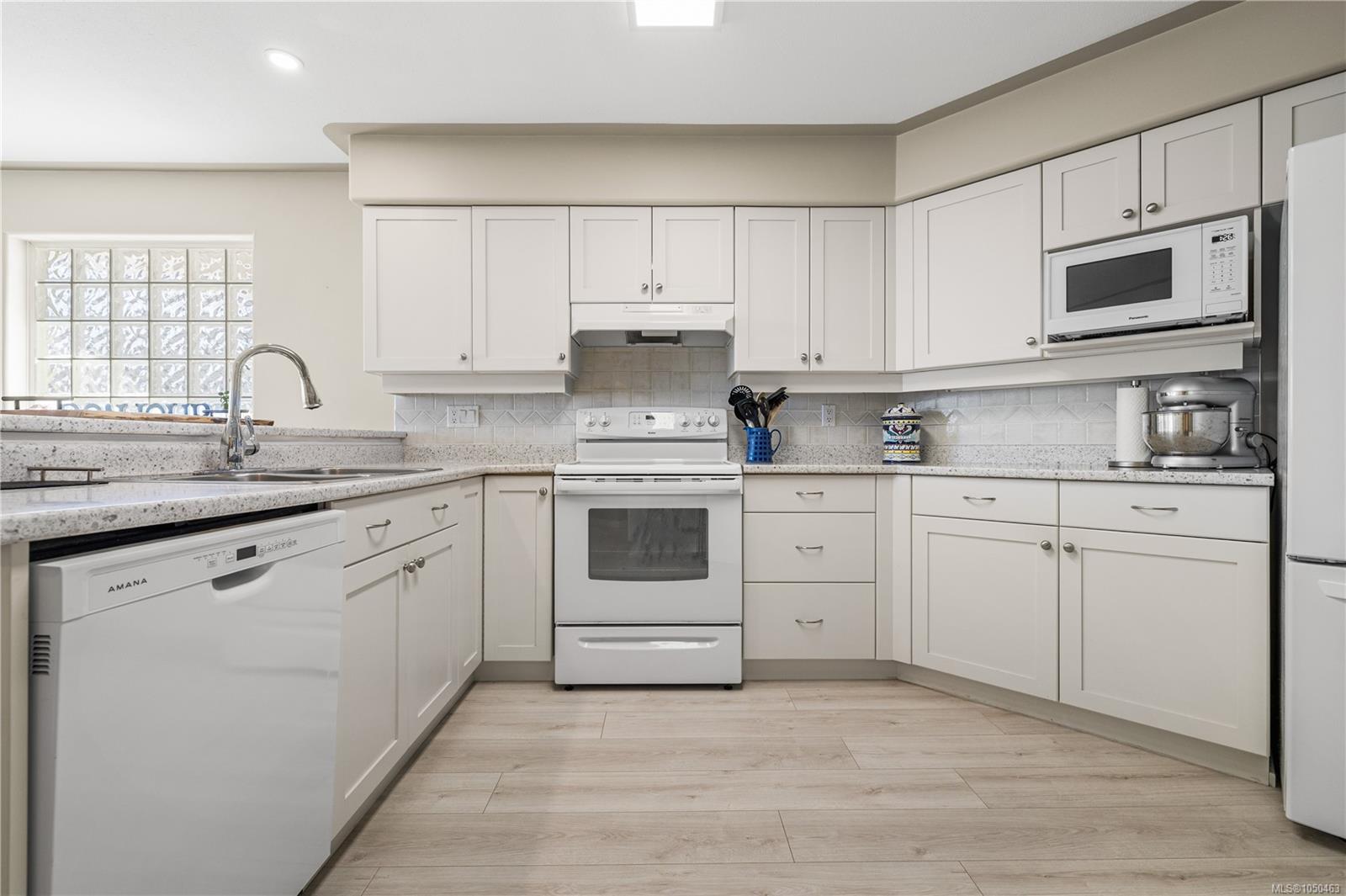 303-350 South Island Hwy — listing photo 9 of 49