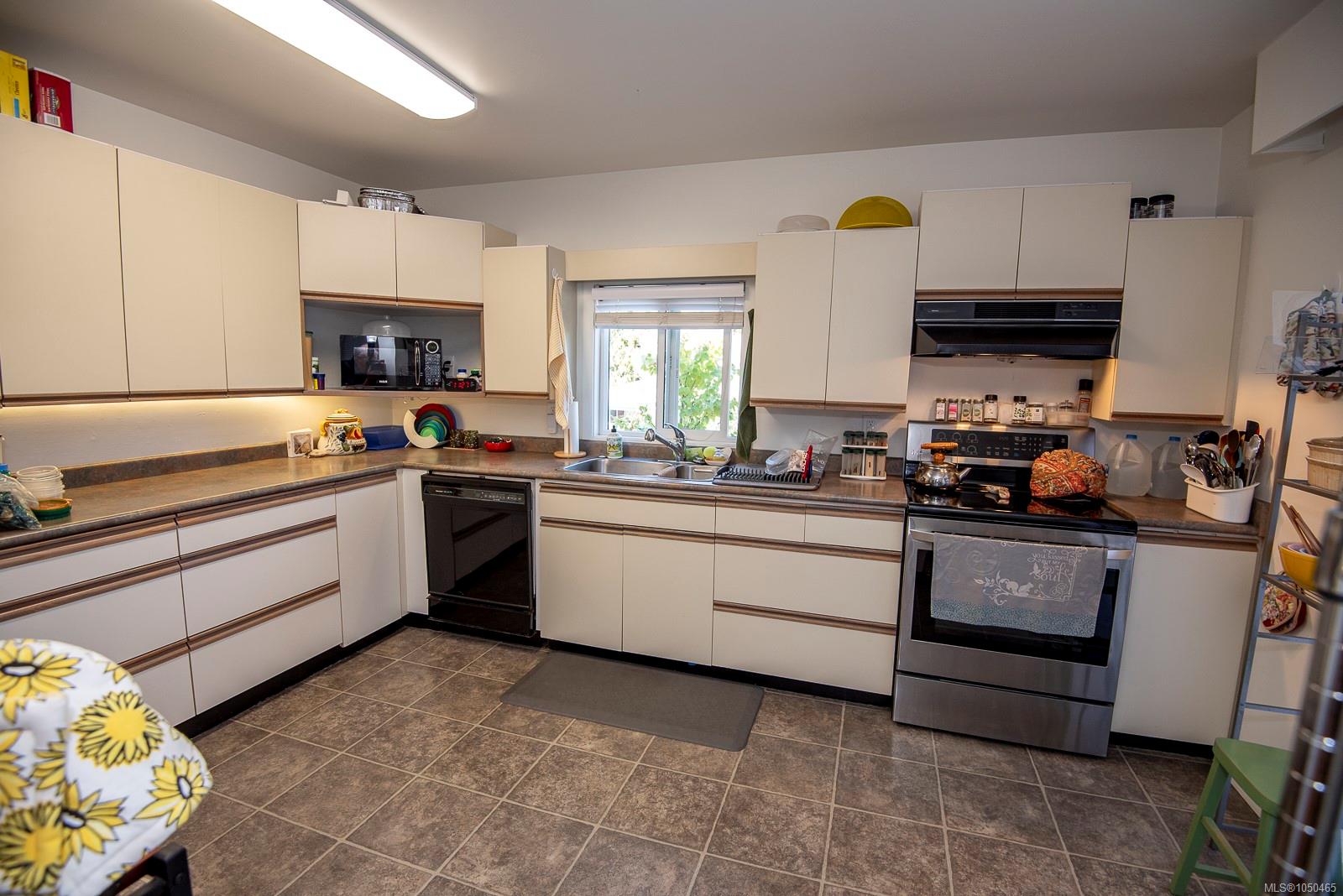 13-3060 Harriet Rd — listing photo 12 of 43