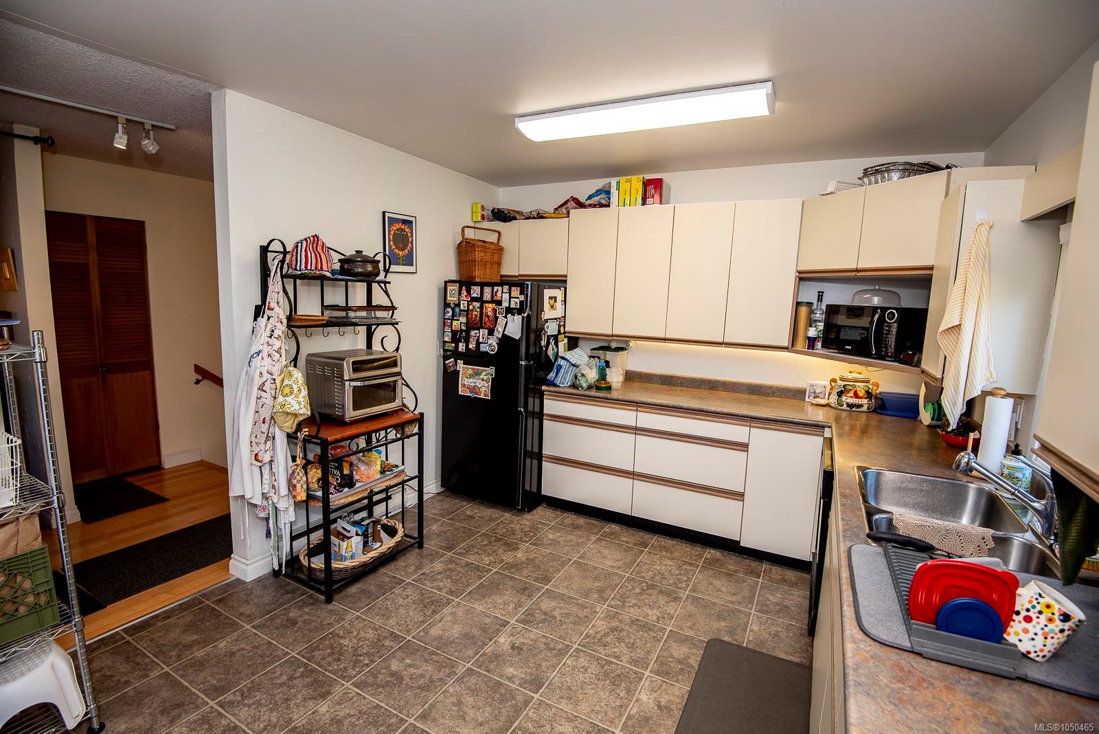 13-3060 Harriet Rd — listing photo 13 of 43