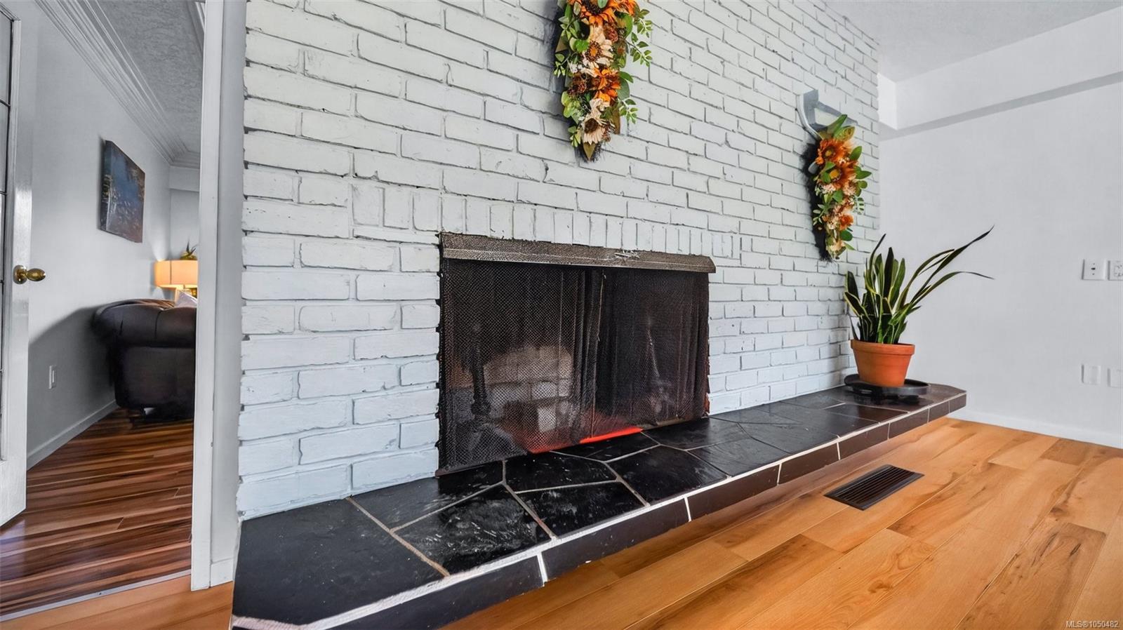1857 Hillcrest Ave — listing photo 14 of 49