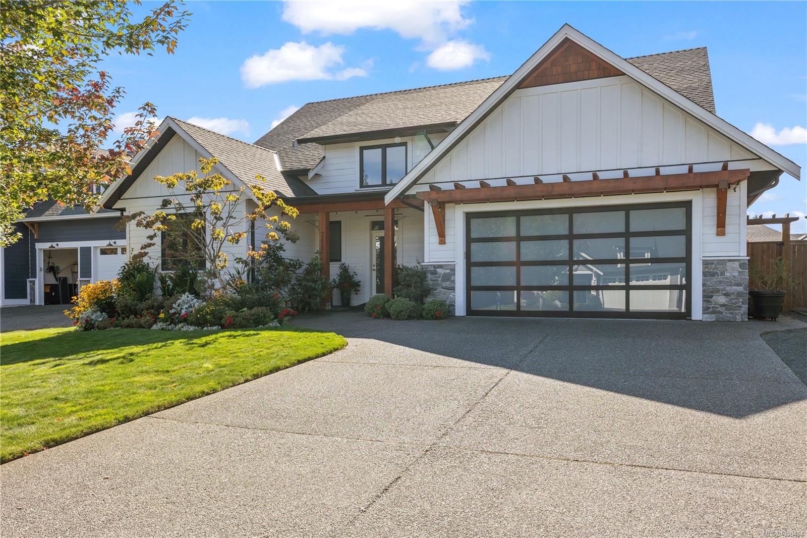 711 Salal St photo 3