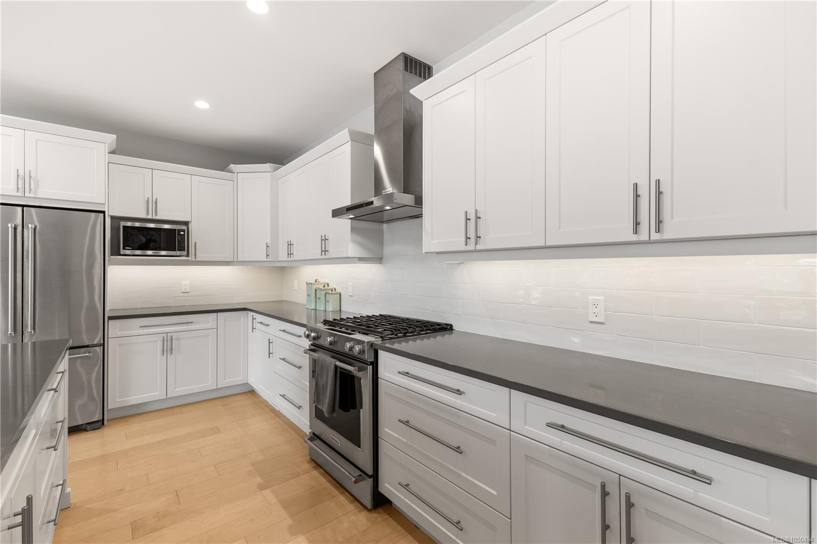 711 Salal St — listing photo 9 of 46