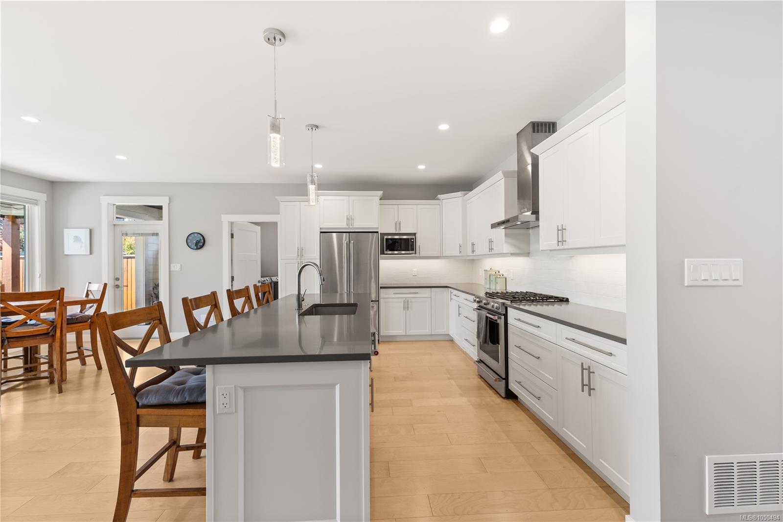 711 Salal St — listing photo 10 of 46