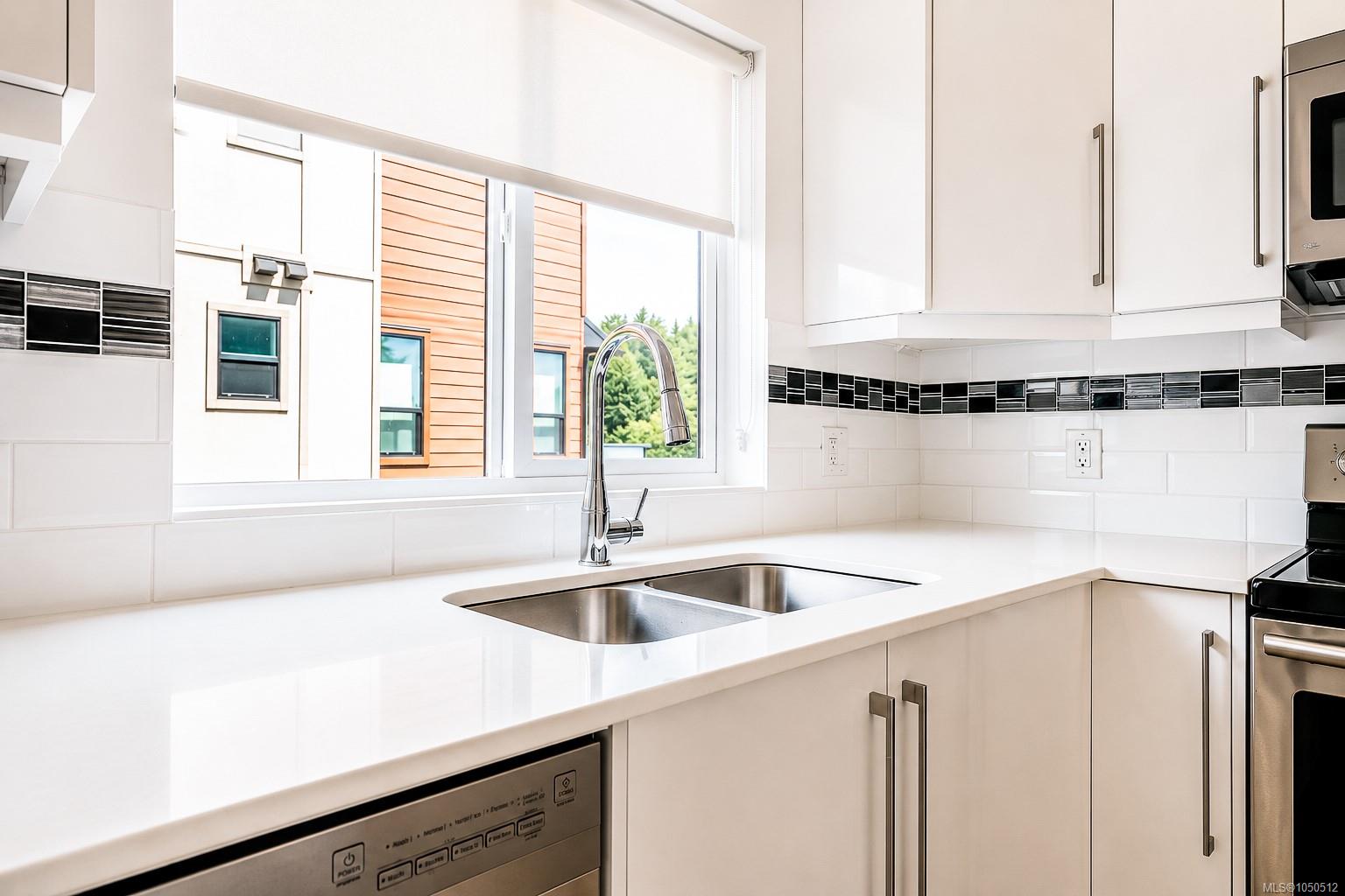 157-300 Phelps Ave — listing photo 5 of 31