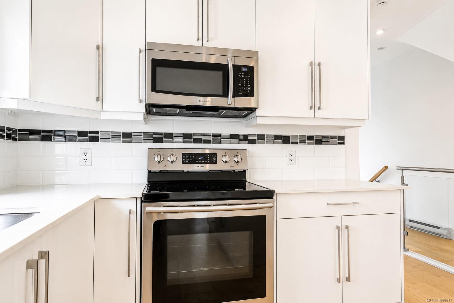 157-300 Phelps Ave — listing photo 6 of 31