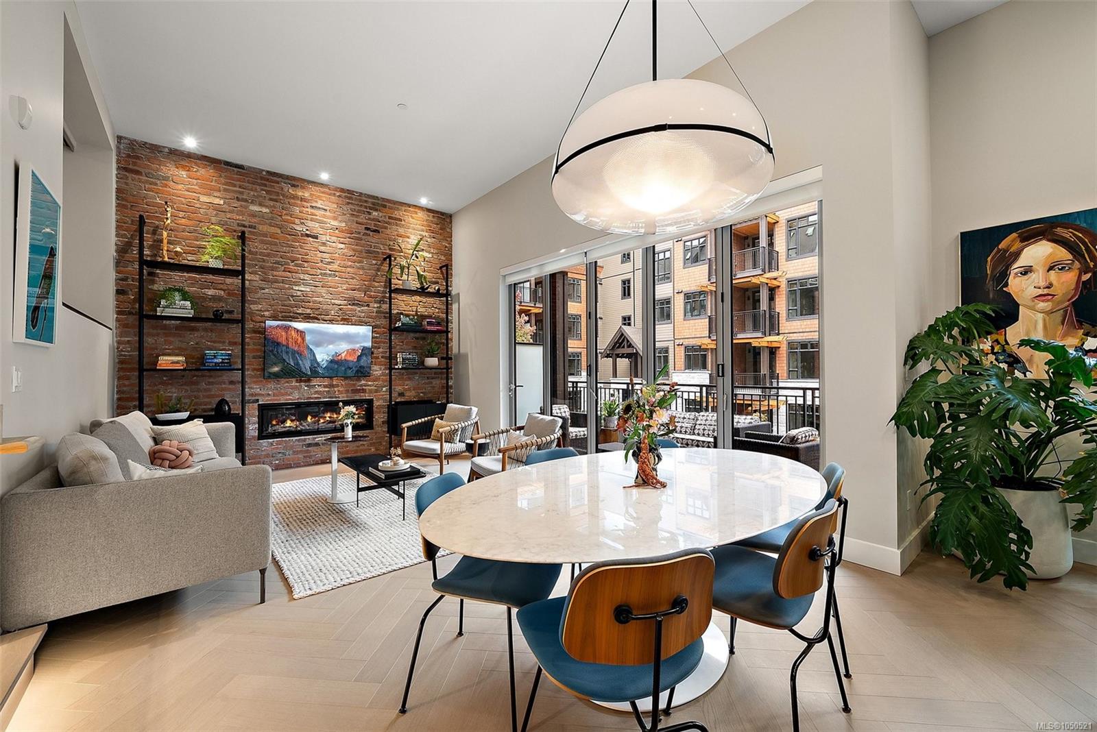 207-427 Lampson St — listing photo 3 of 32