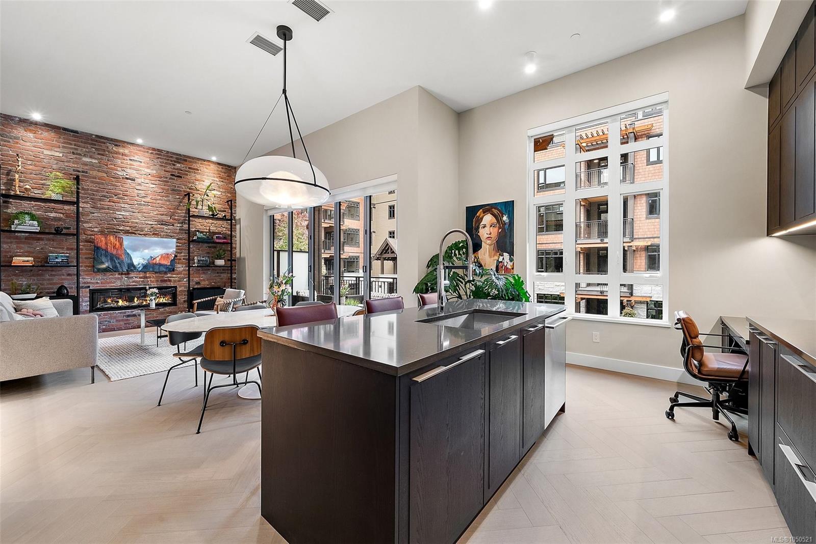207-427 Lampson St — listing photo 4 of 32