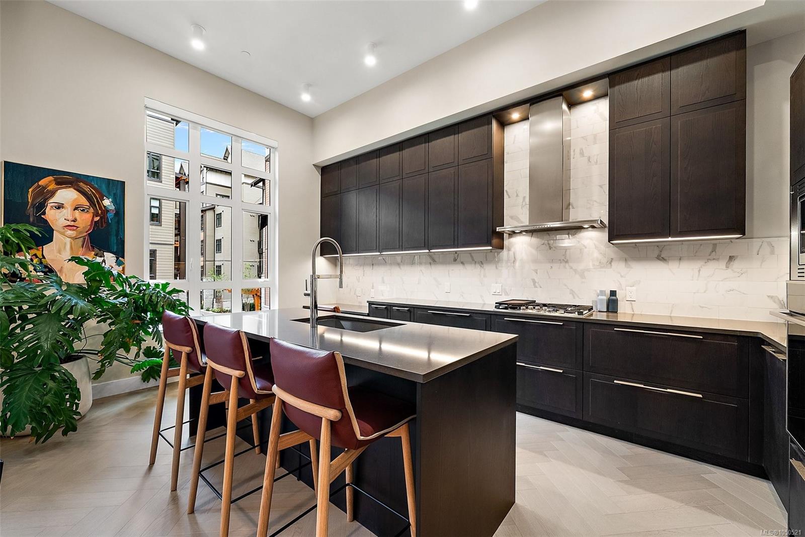 207-427 Lampson St — listing photo 8 of 32