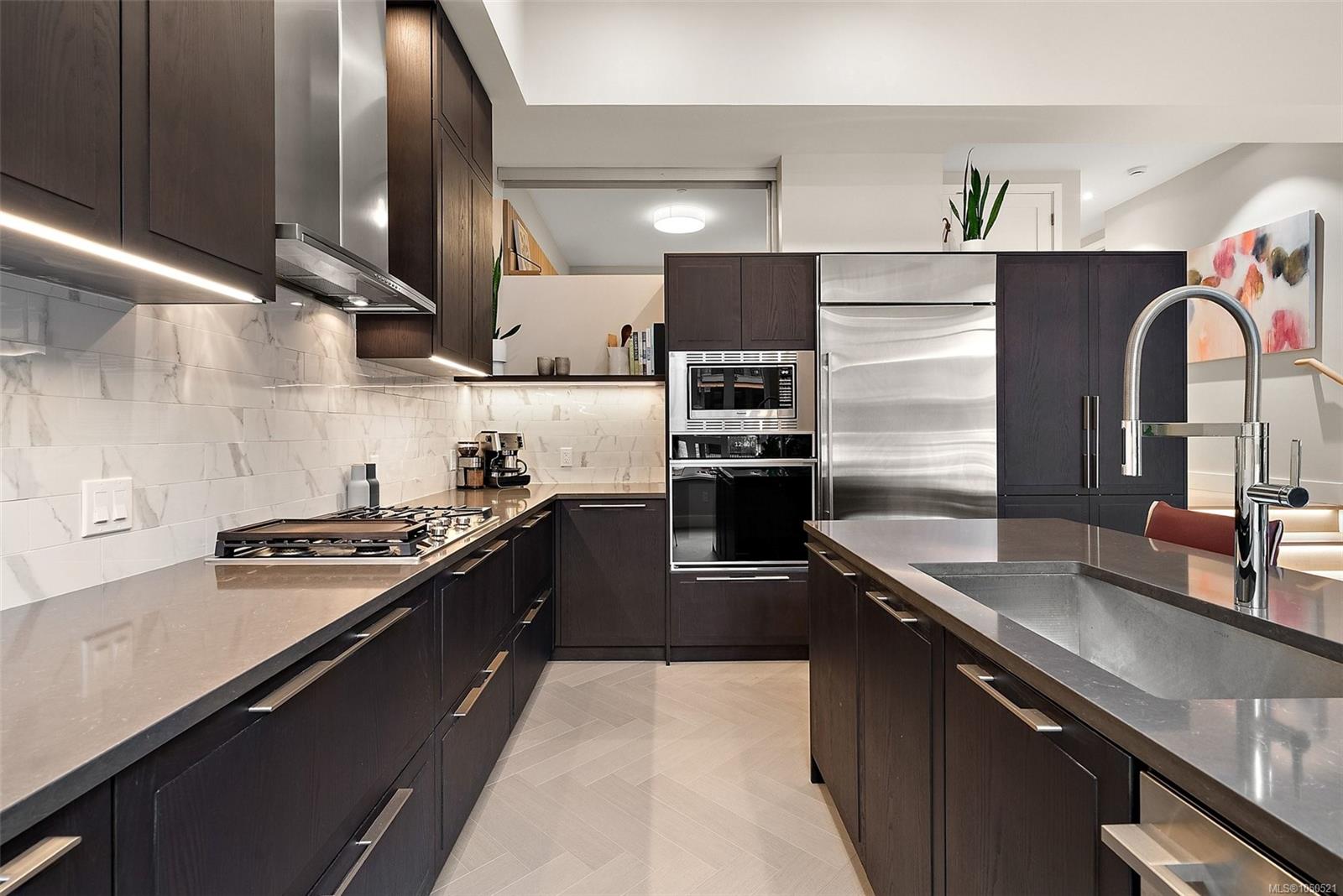 207-427 Lampson St — listing photo 9 of 32