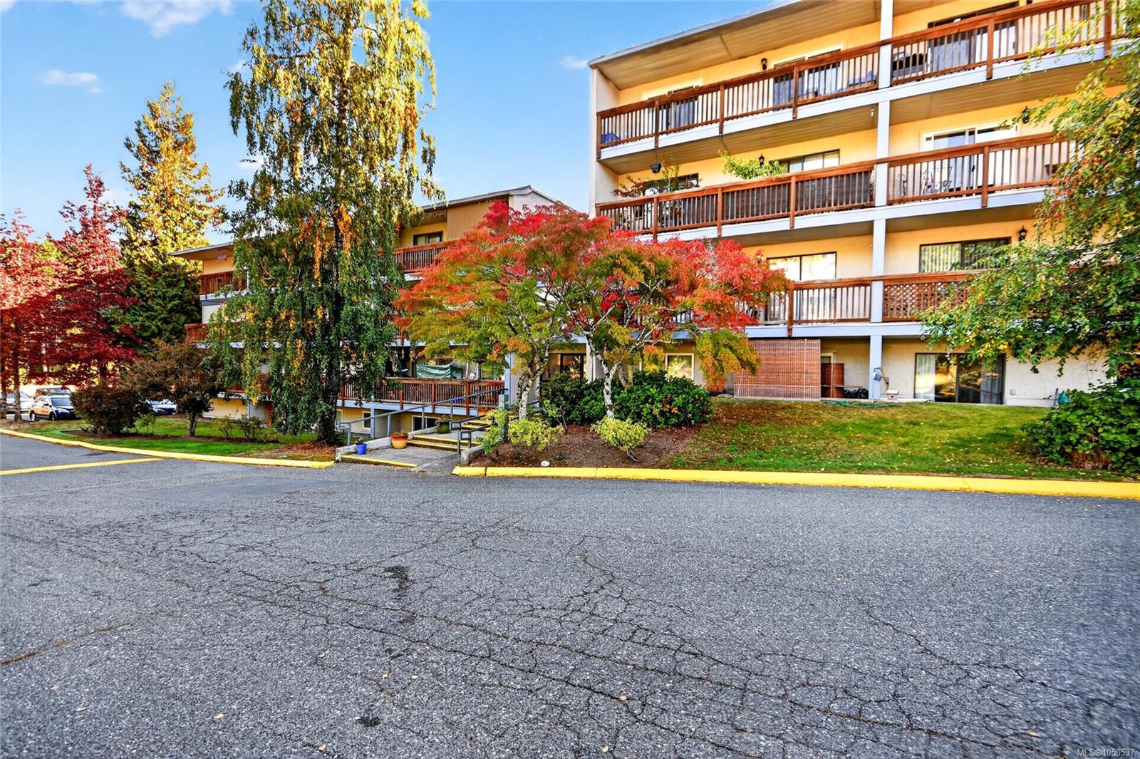 209-4728 Uplands Dr — listing photo 3 of 16