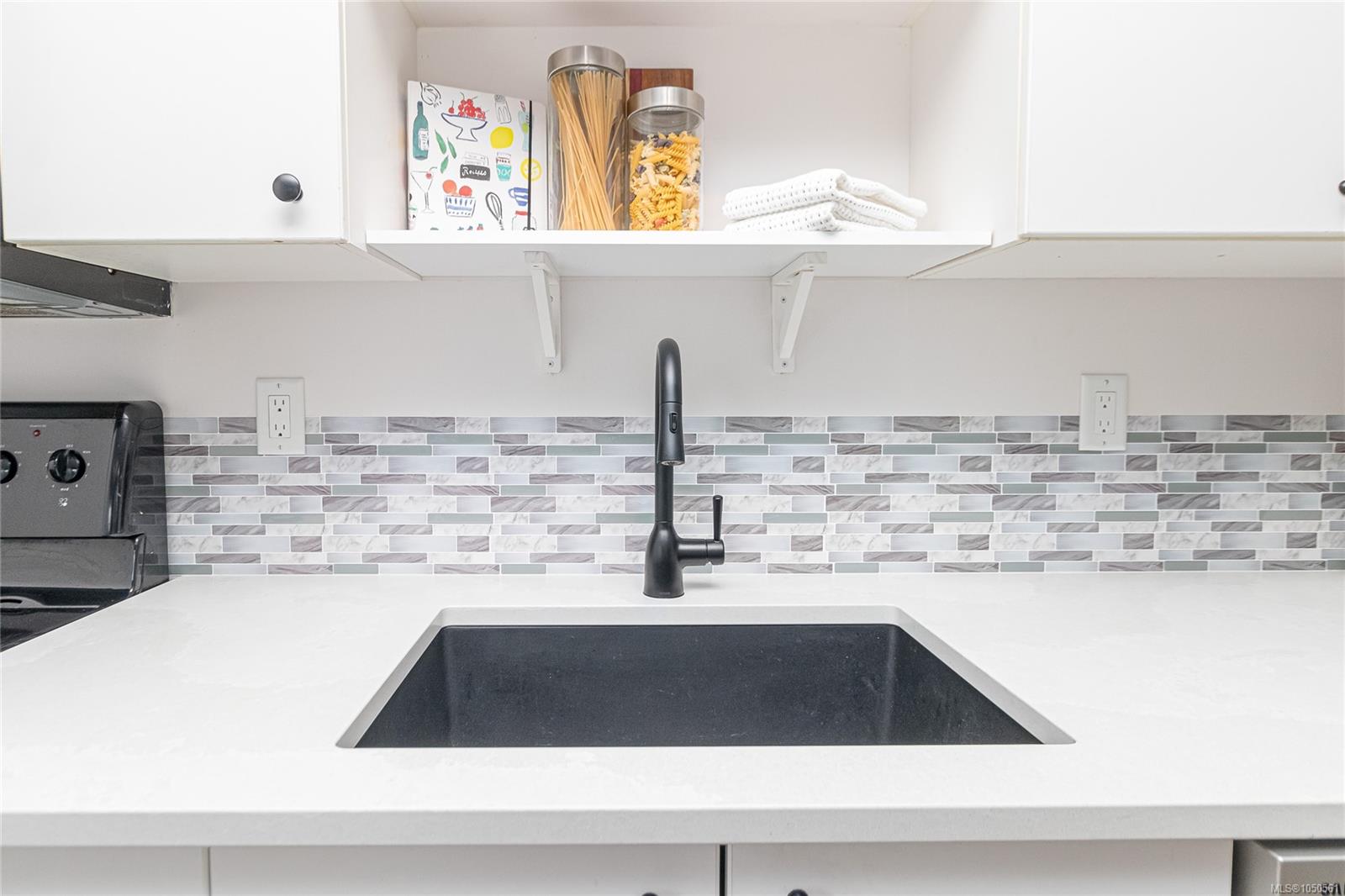 303-932 Johnson St — listing photo 6 of 29