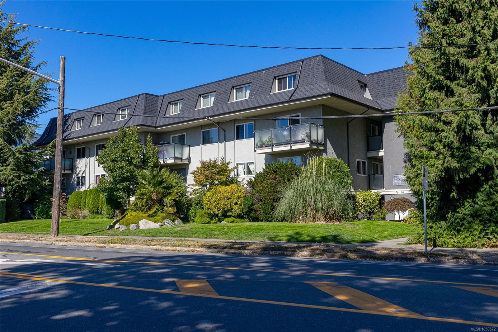43-840 Craigflower Rd — listing photo 2 of 28
