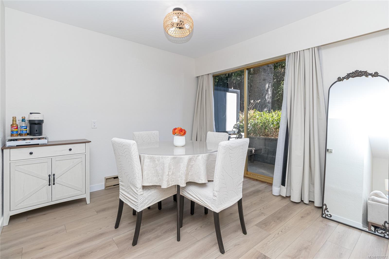 43-840 Craigflower Rd — listing photo 5 of 28