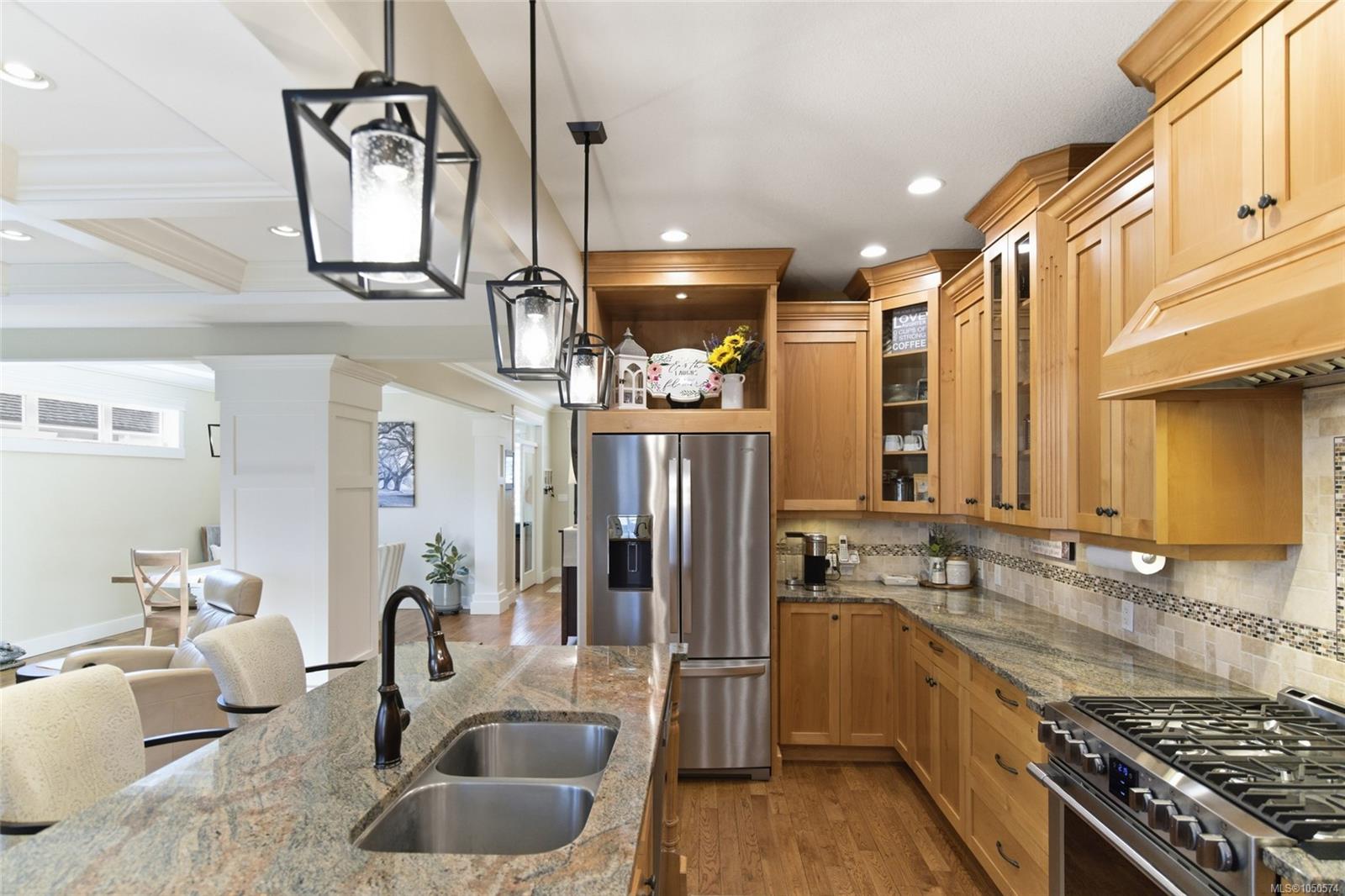 844 Mulholland Dr — listing photo 11 of 45