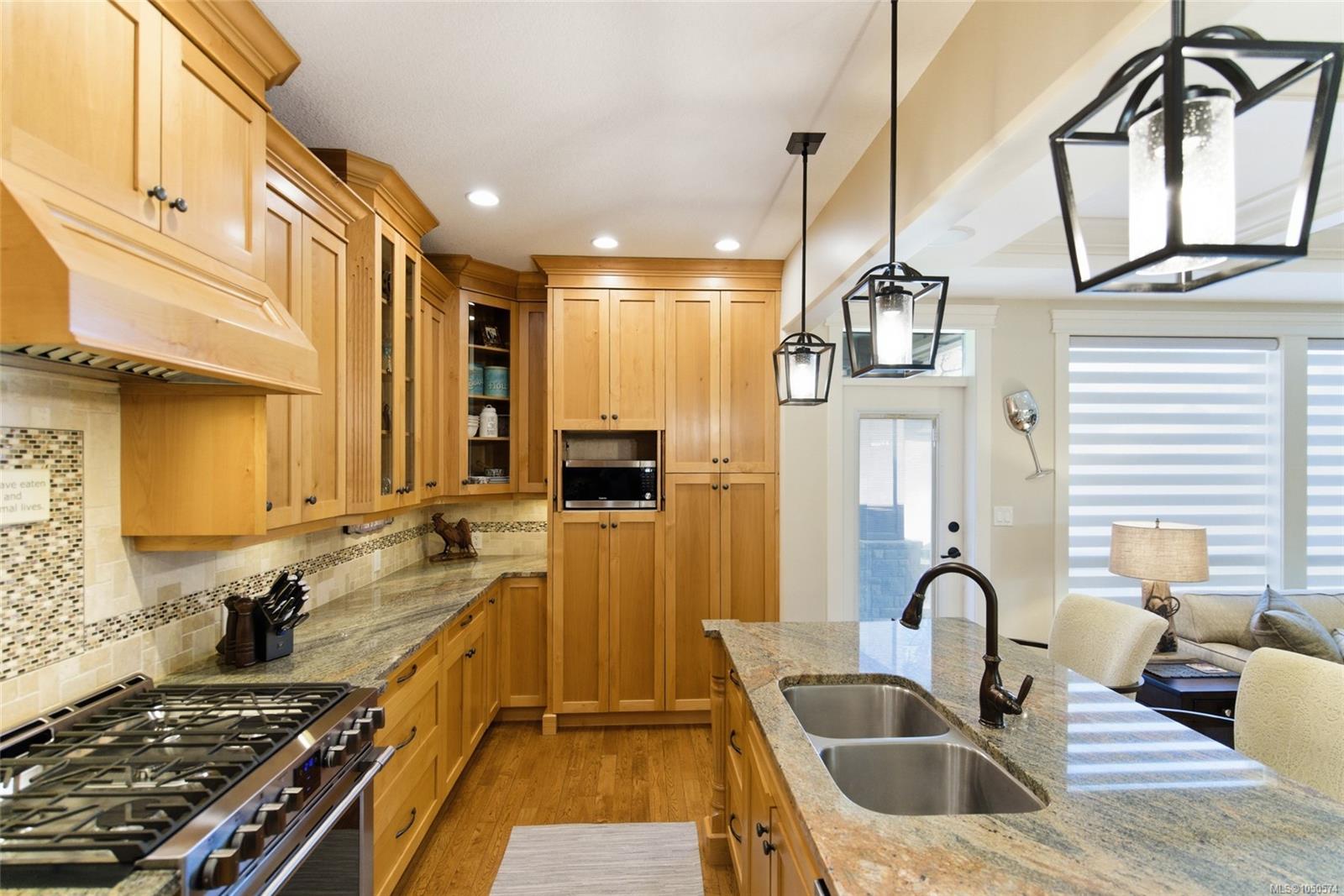 844 Mulholland Dr — listing photo 13 of 45