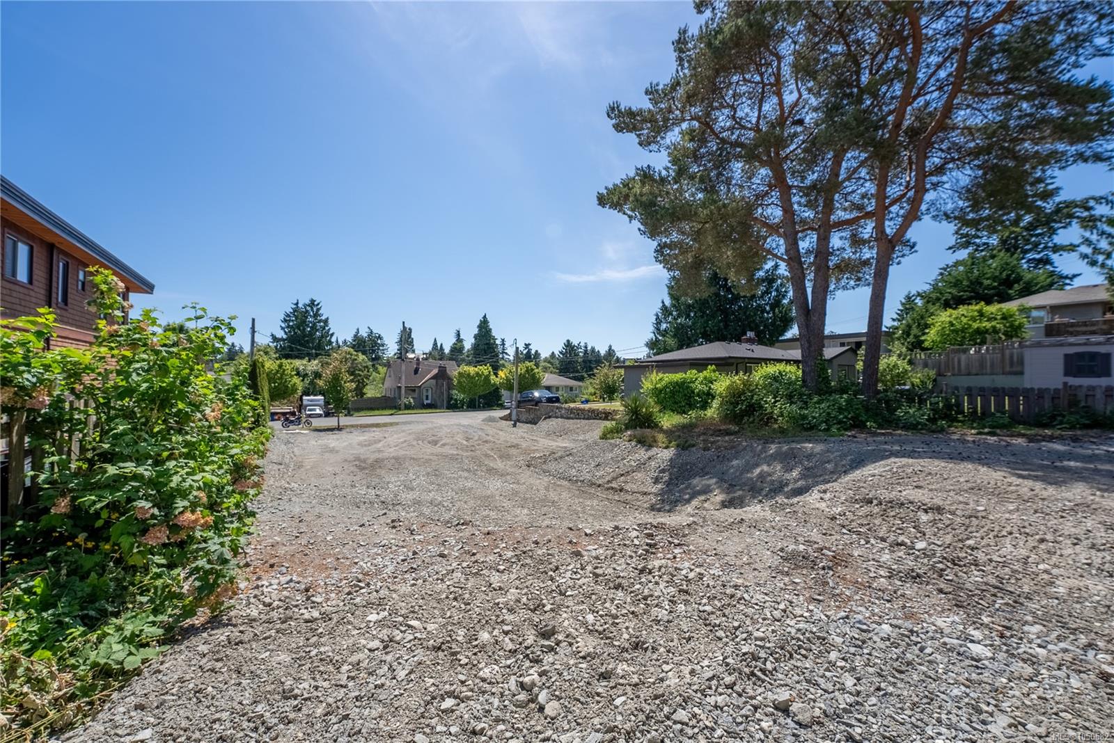 914 McNaughton Ave — listing photo 12 of 22