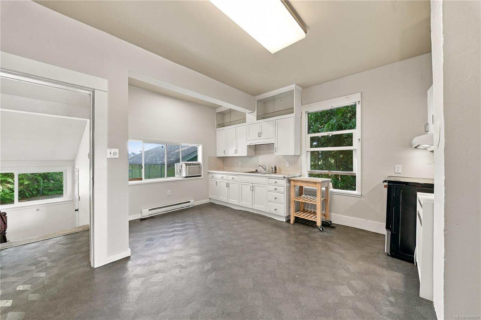 2943 Sherman Rd — listing photo 12 of 44