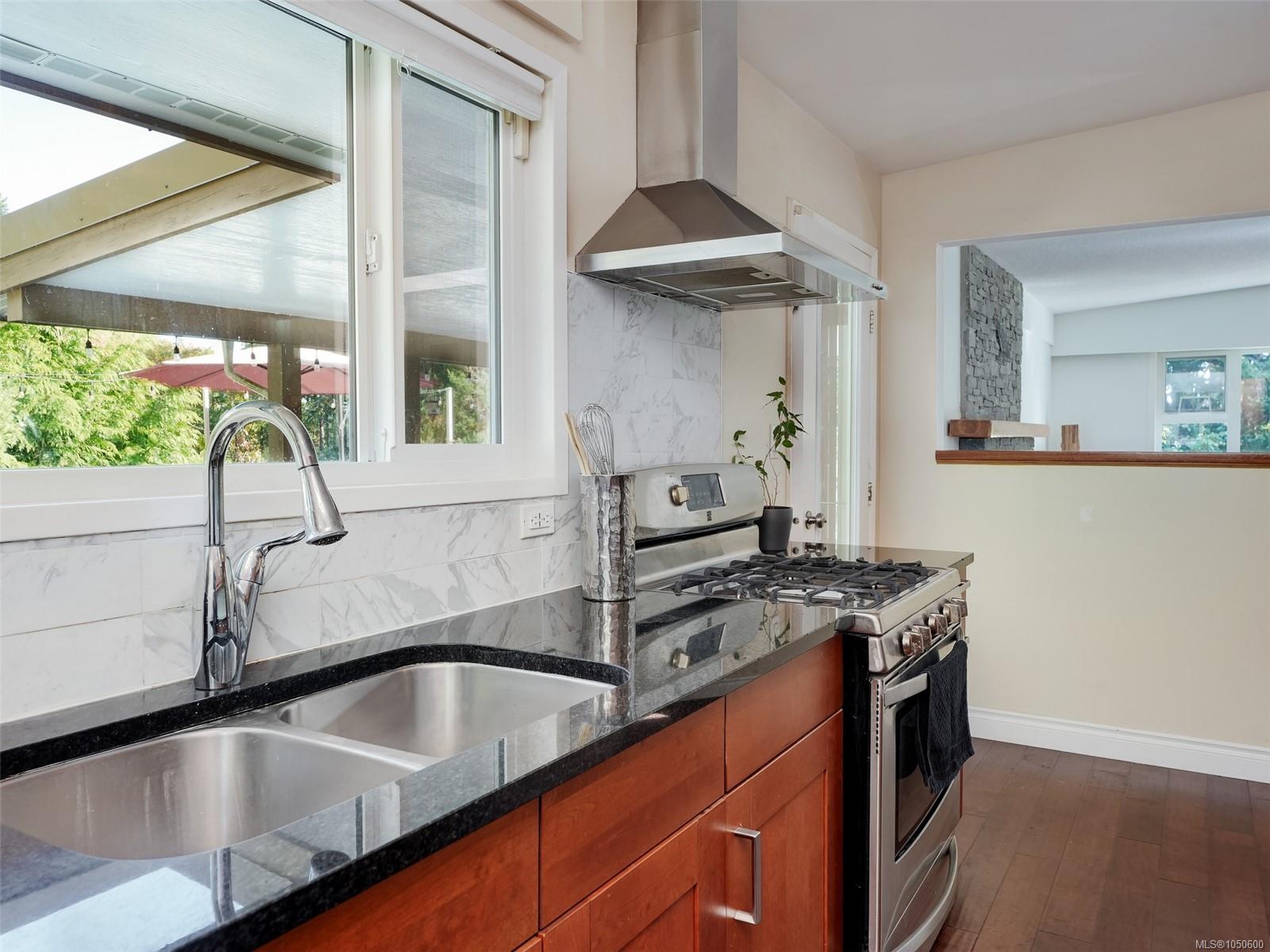 5190 Lochside Dr — listing photo 8 of 43