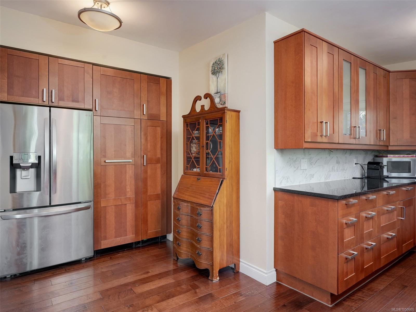 5190 Lochside Dr — listing photo 9 of 43