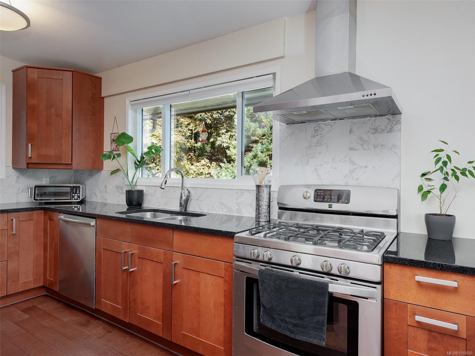 5190 Lochside Dr — listing photo 10 of 43
