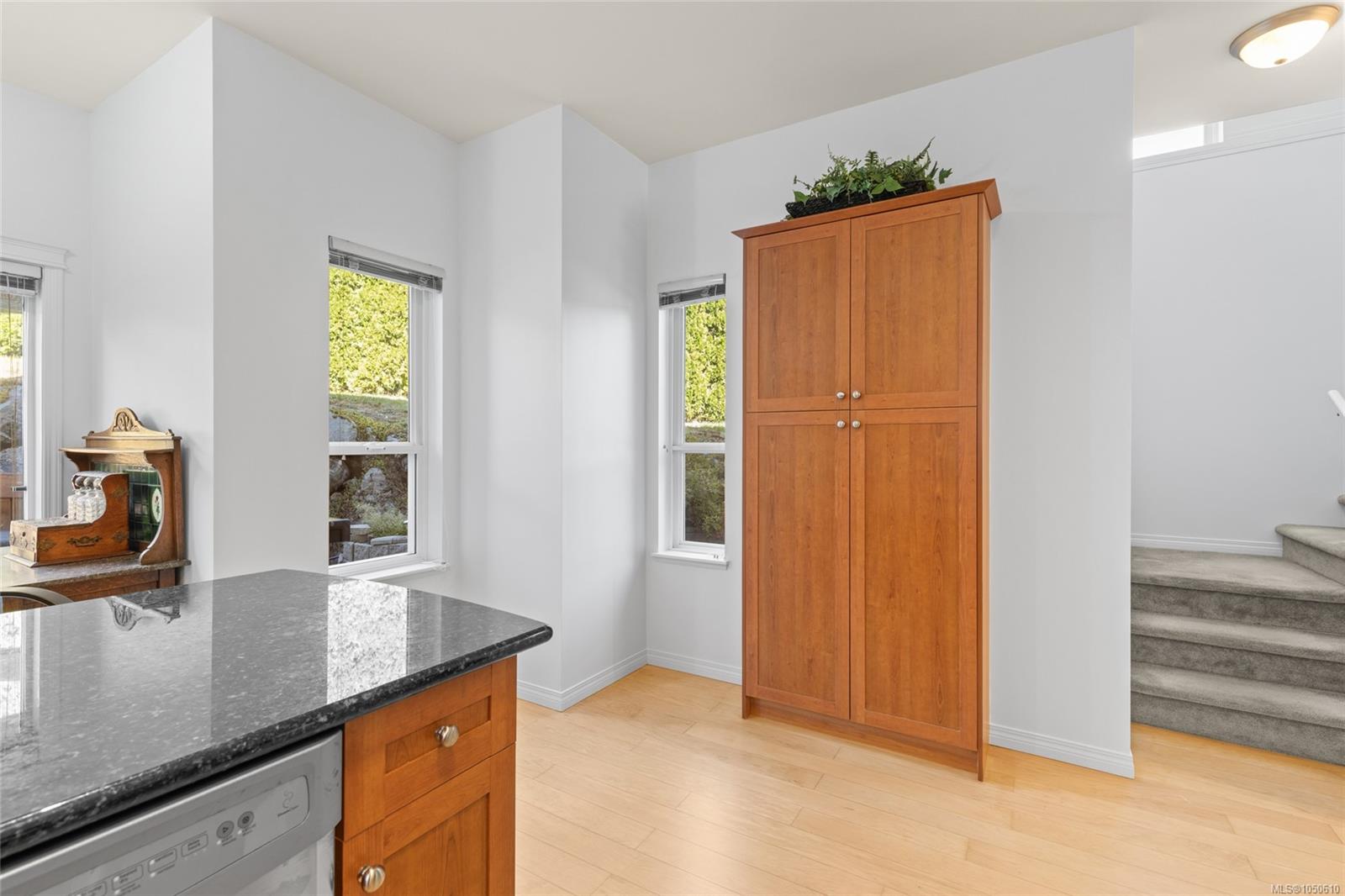 4 Newstead Cres — listing photo 13 of 47