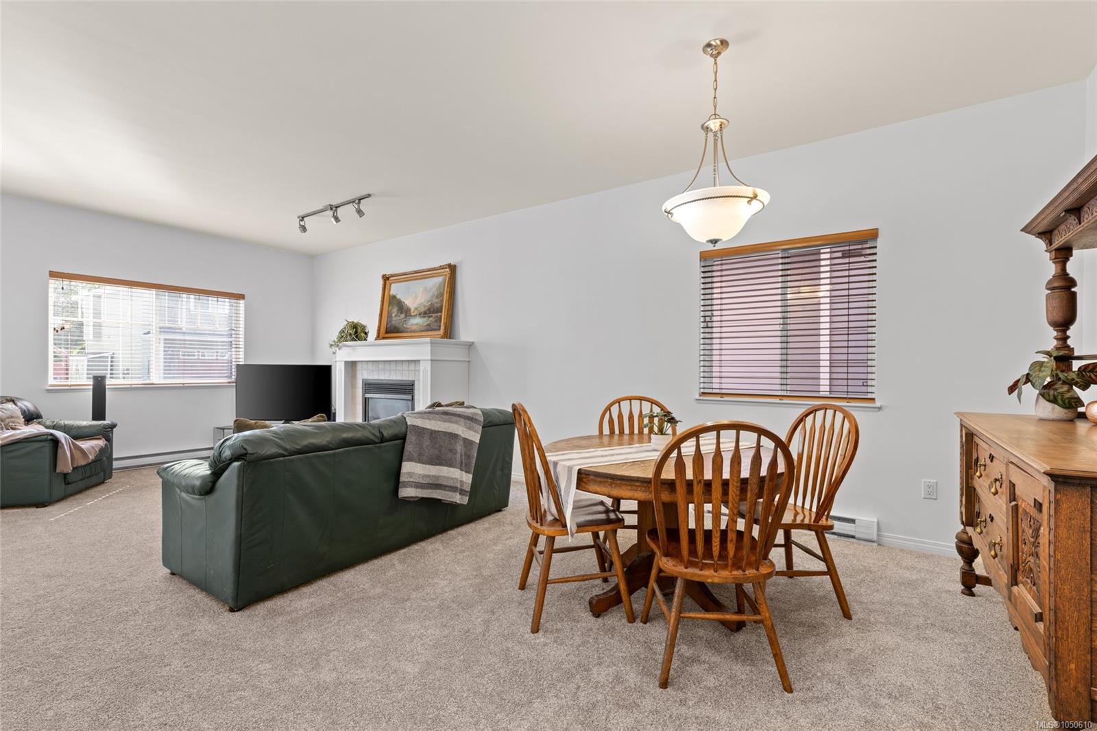 4 Newstead Cres — listing photo 9 of 47