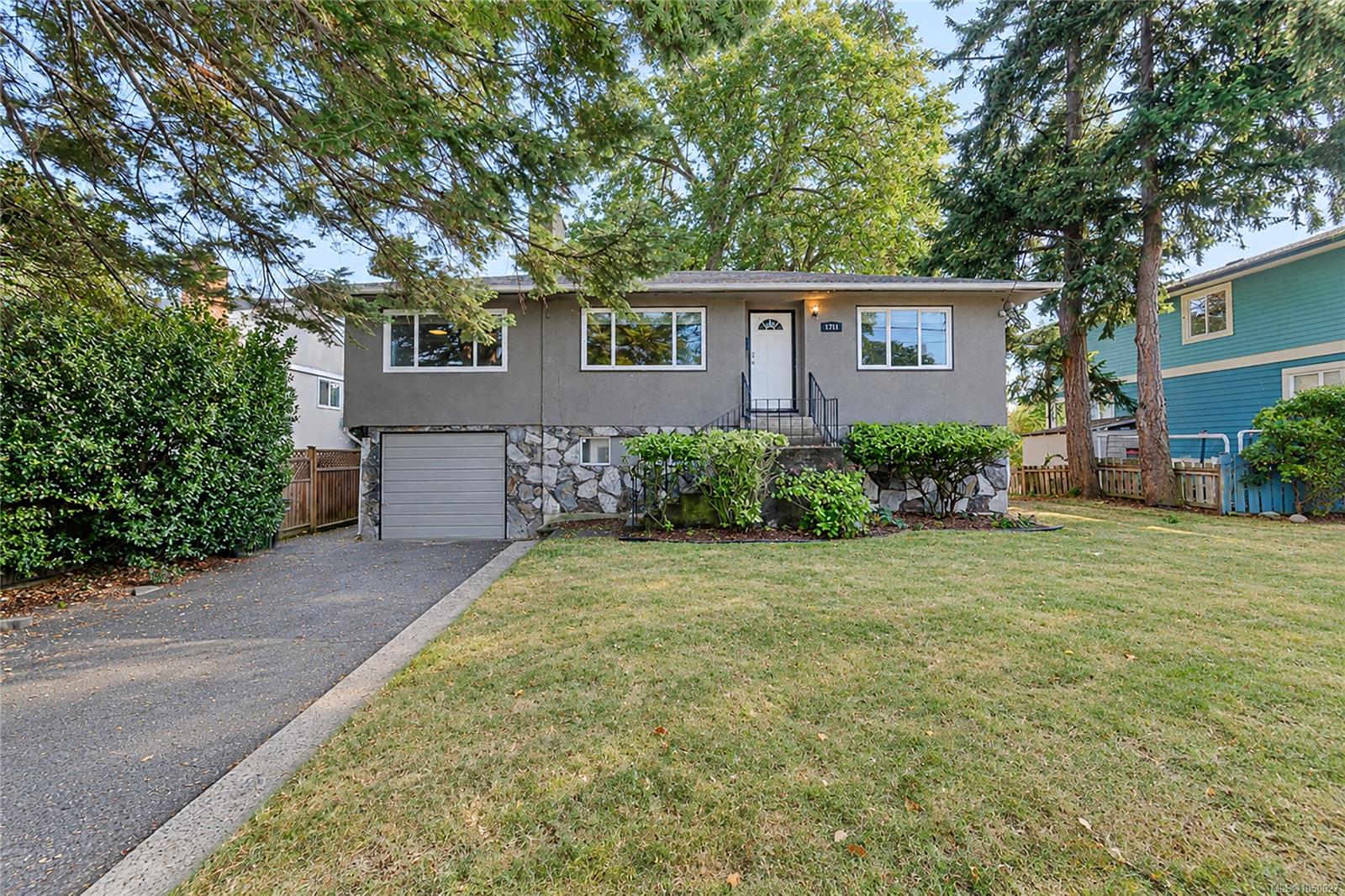 1711 Christmas Ave photo 3