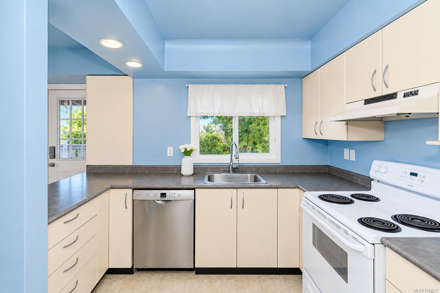 1711 Christmas Ave — listing photo 9 of 35